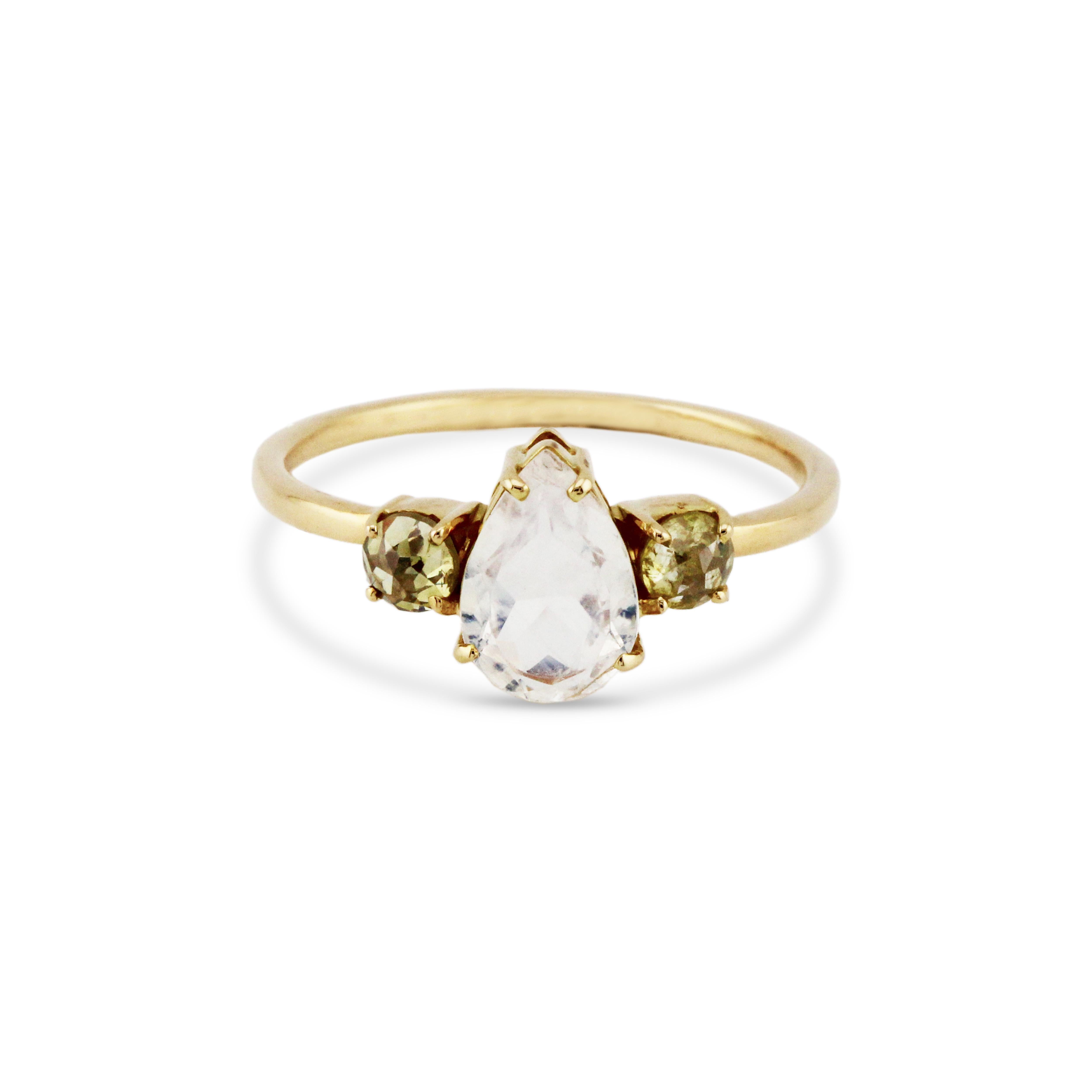 El Anillo Tresor Beautiful presenta 0,87 quilates de Piedra Lunar Arcoiris y 0,41 quilates de Diamante. Los Anillos son una oda a la belleza lujosa pero clásica, con piedras preciosas brillantes y tonos femeninos. Su diseño contemporáneo y moderno