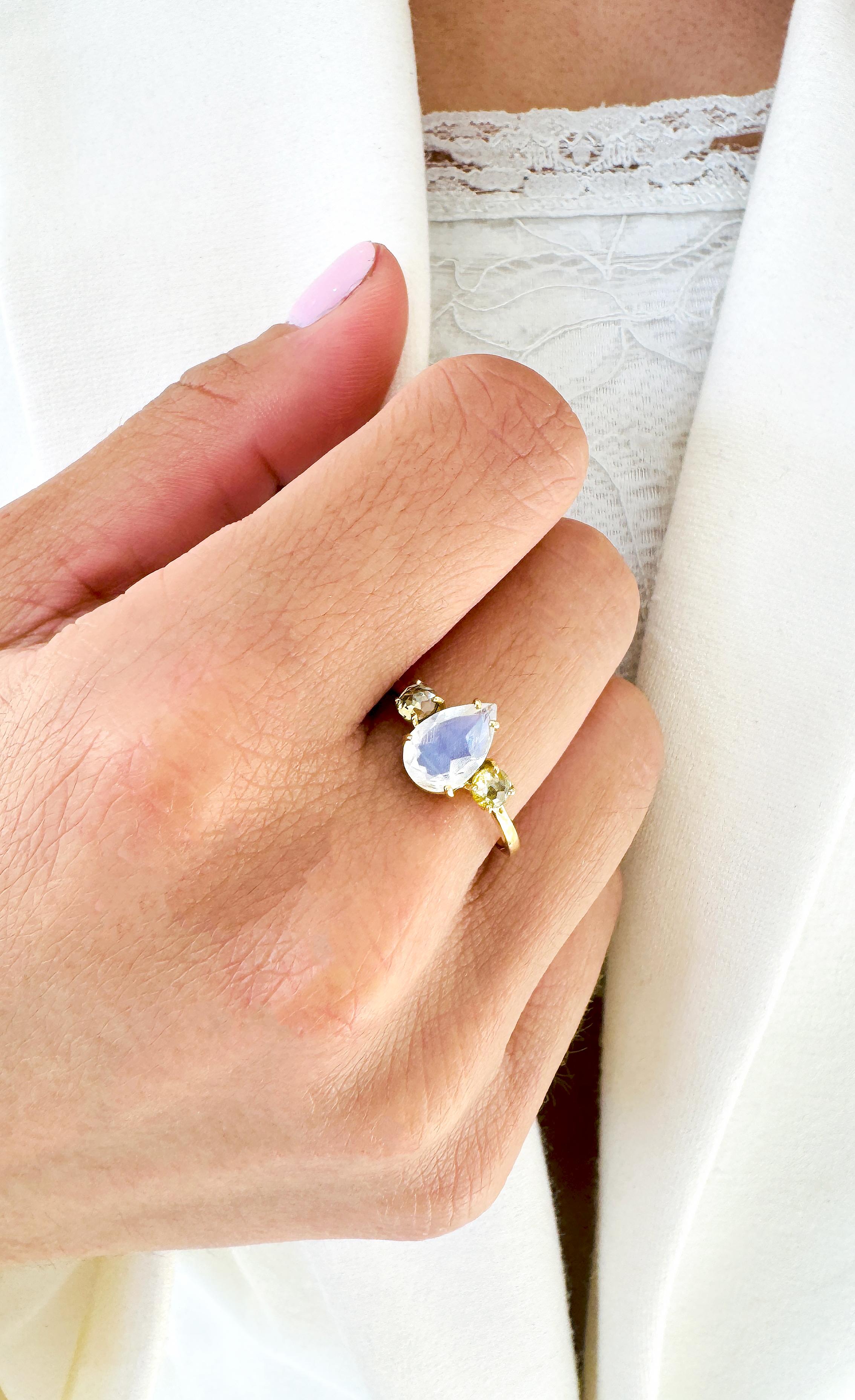 Piedra de Luna Arco Iris Forma de Pera y Diamante Rd. Anillo de oro amarillo de 18 quilates Contemporáneo en venta