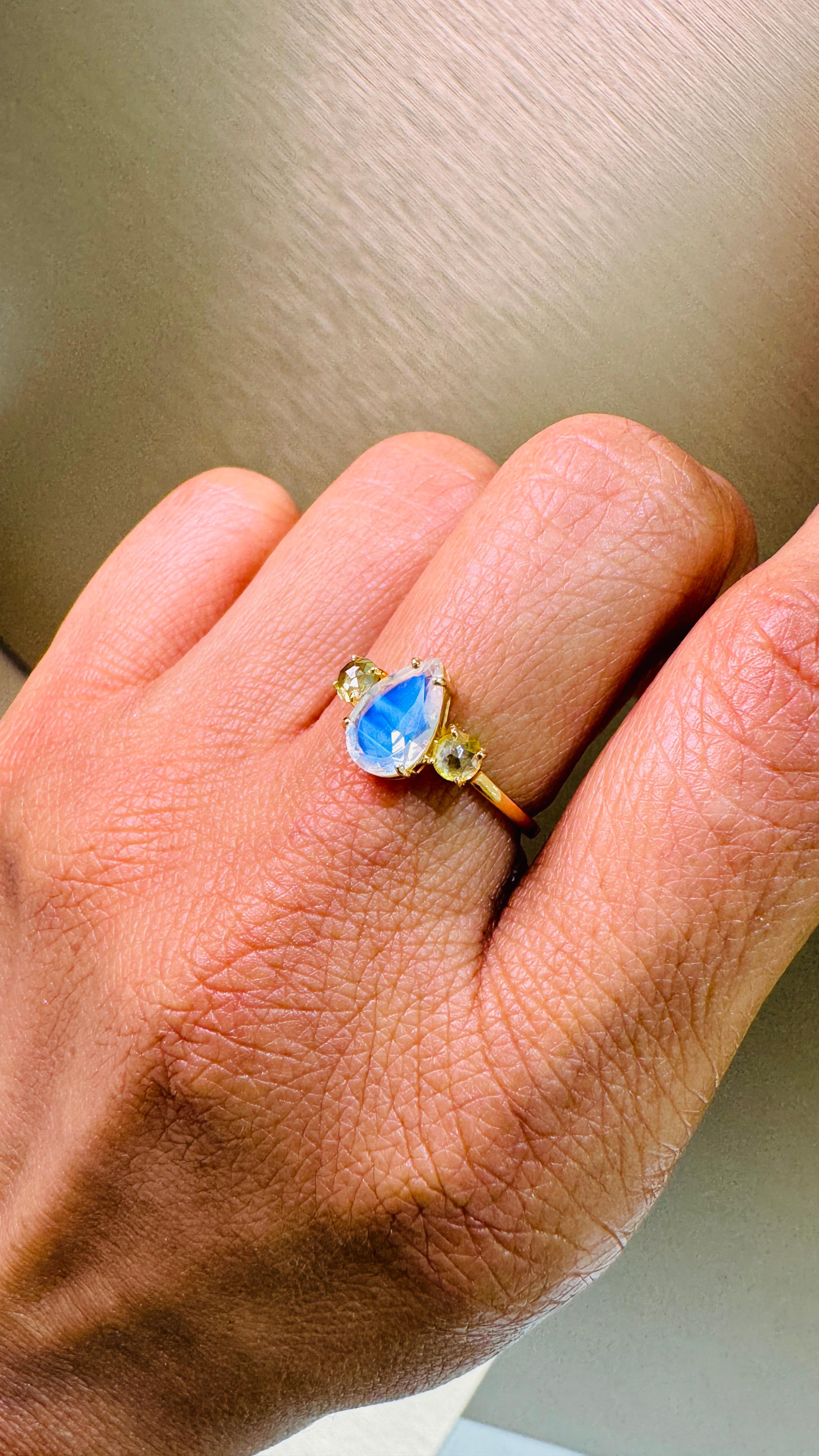 Piedra de Luna Arco Iris Forma de Pera y Diamante Rd. Anillo de oro amarillo de 18 quilates en Nuevo estado para la venta en Coral Gables, FL