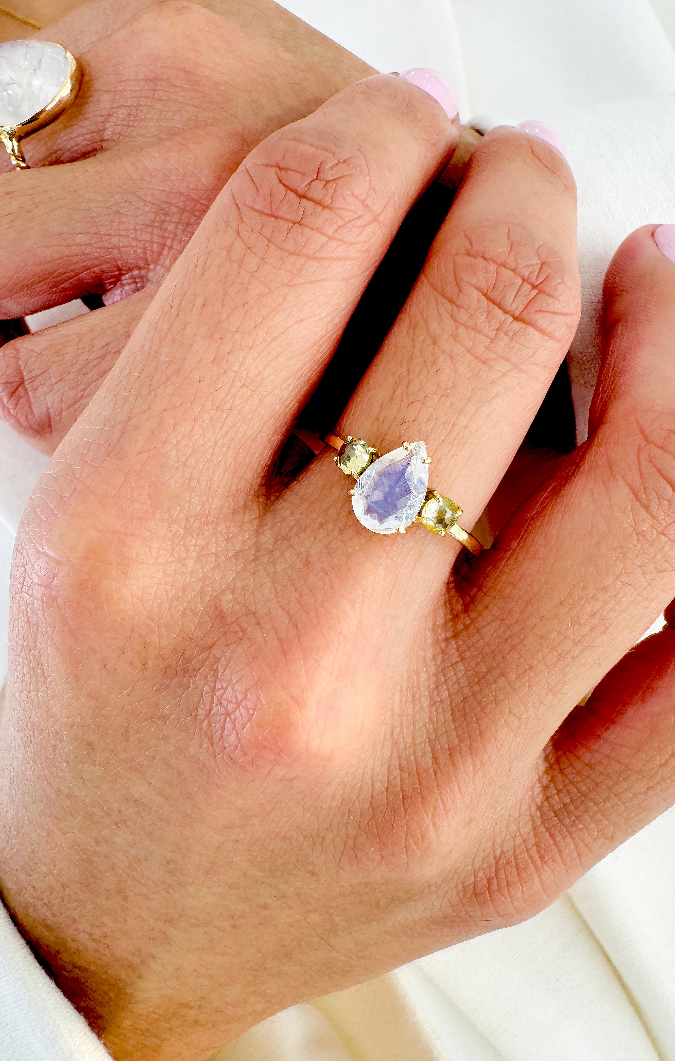 De las mujeres Piedra de Luna Arco Iris Forma de Pera y Diamante Rd. Anillo de oro amarillo de 18 quilates en venta