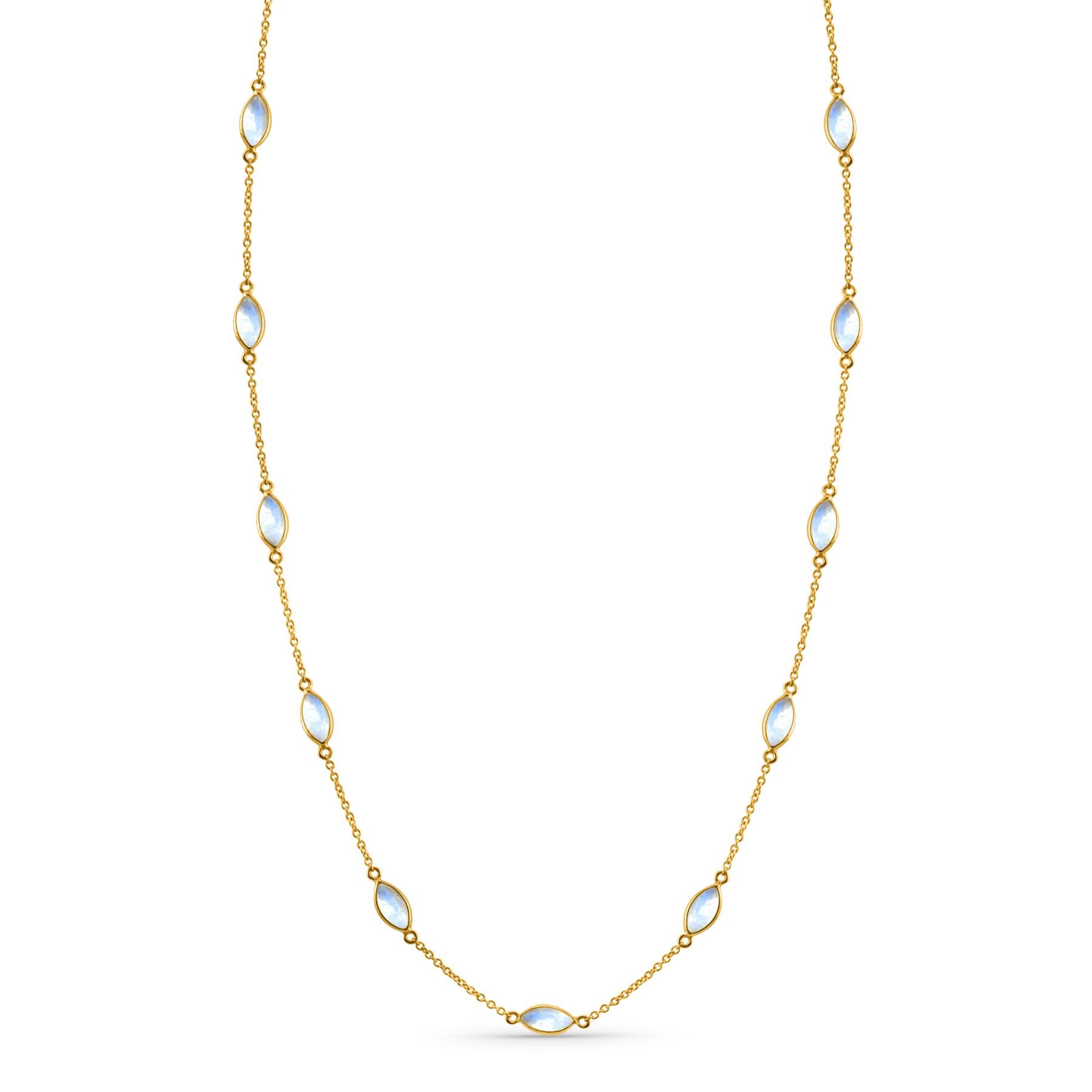 El Collar Tresor Beautiful tiene 5.91 quilates de Piedra Lunar Arco Iris. Los collares son una oda a la belleza lujosa pero clásica, con piedras preciosas brillantes y matices femeninos. Su diseño contemporáneo y moderno las hace versátiles en su