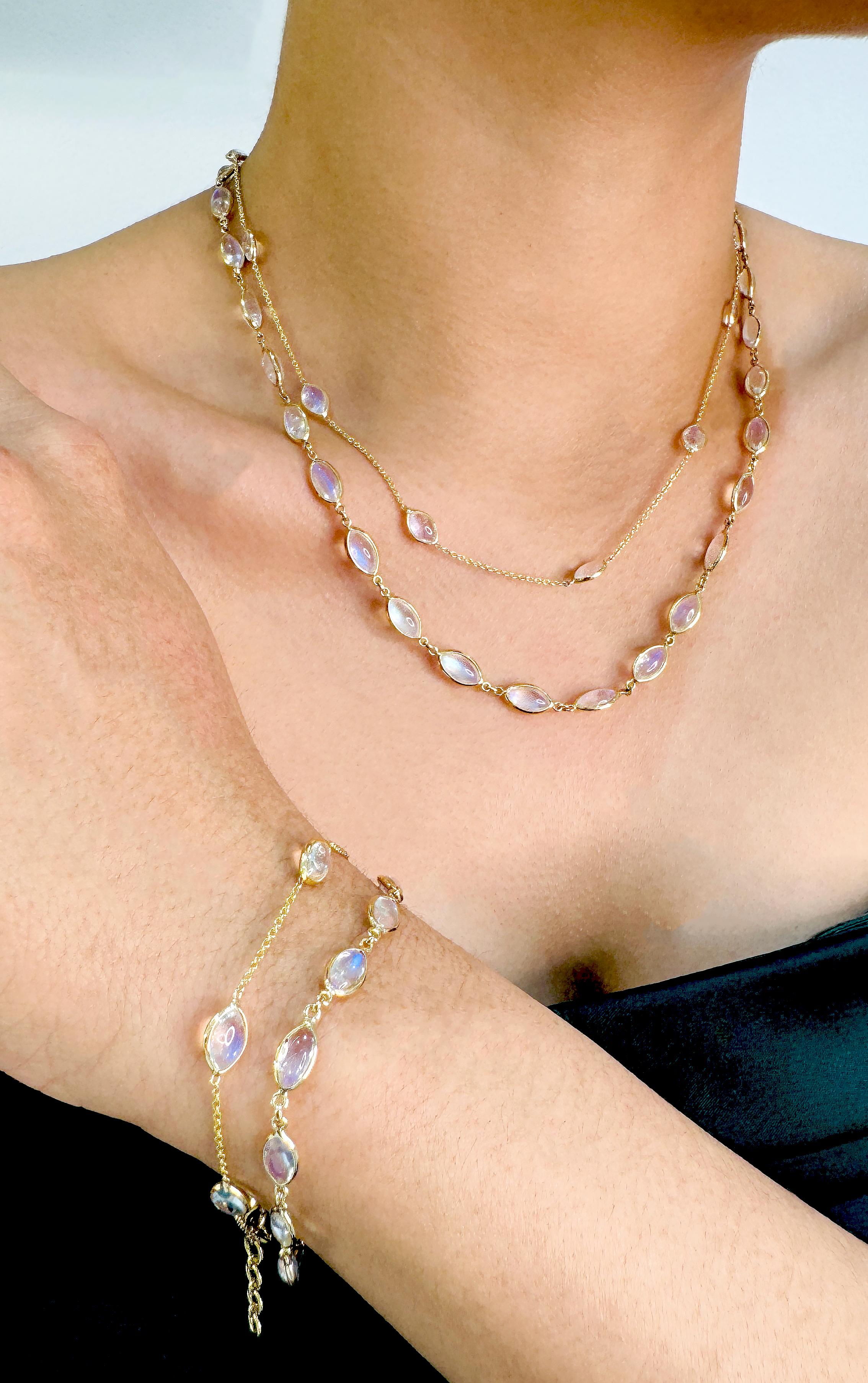 Collar de Piedra Lunar Arco Iris en Forma de Pera de Oro Amarillo de 18 K en Nuevo estado para la venta en Coral Gables, FL