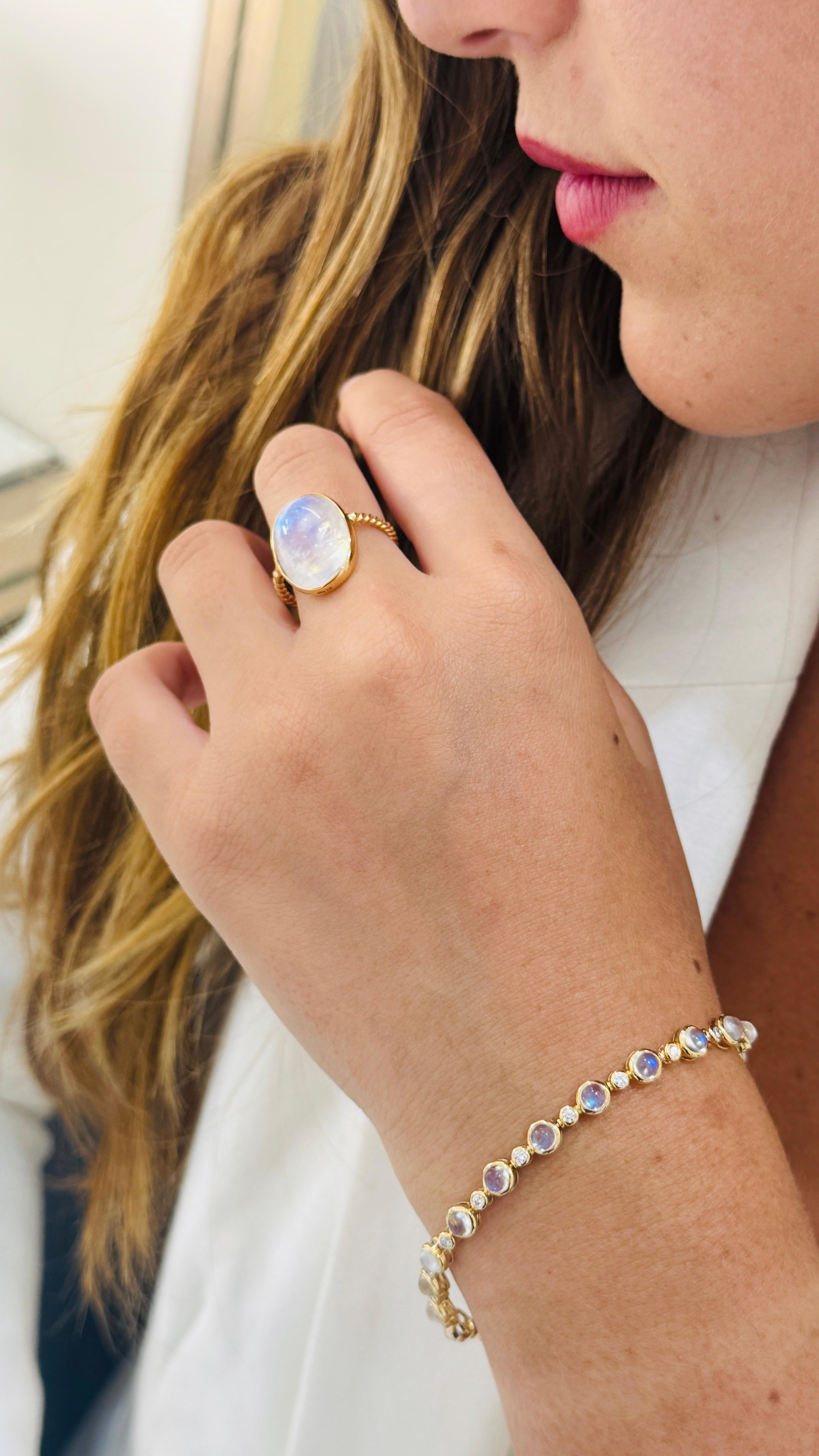 Contemporain Bracelet rond et diagonale en or jaune 18 carats avec pierres de lune arc-en-ciel en vente