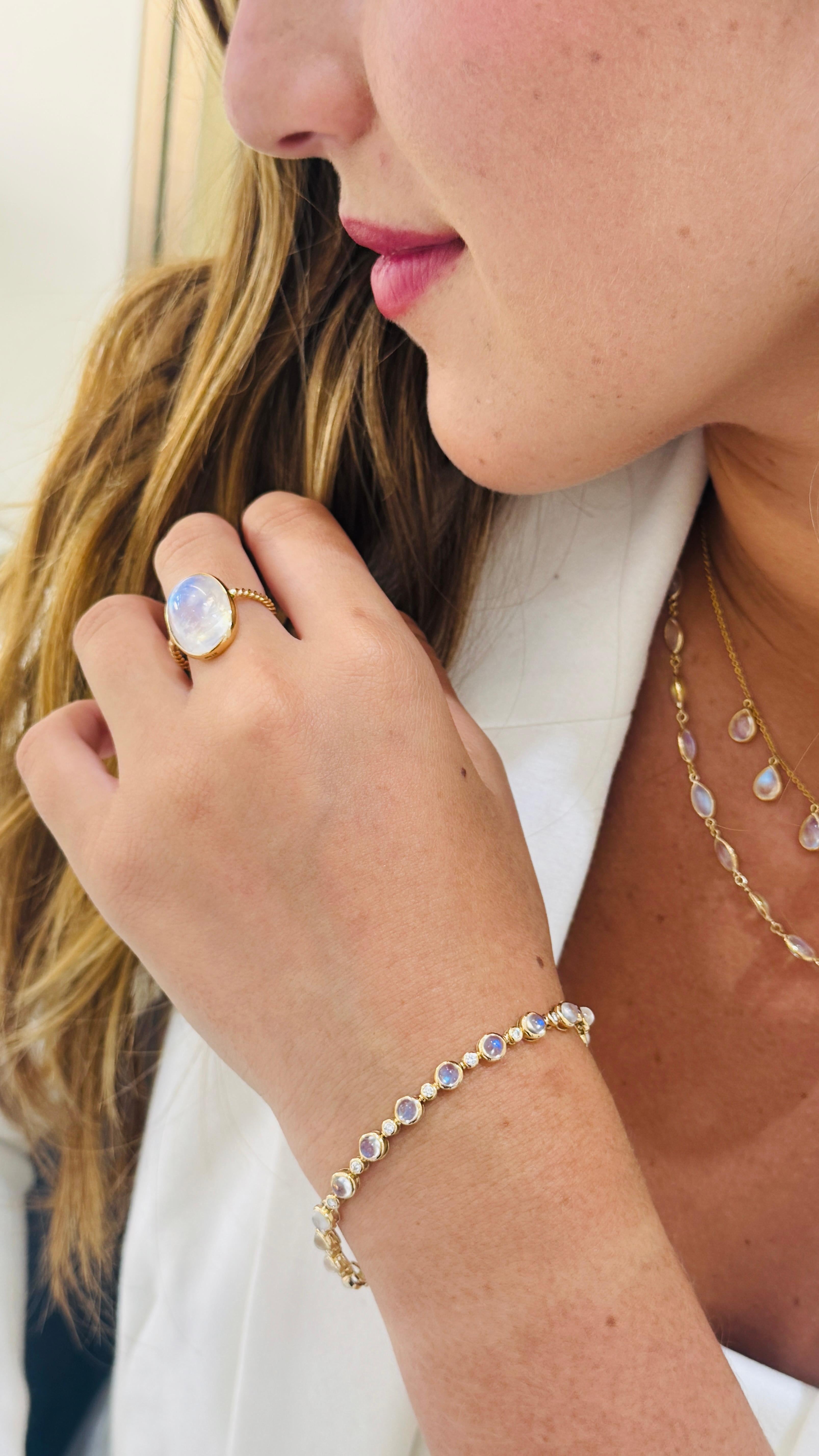 Bracelet rond et diagonale en or jaune 18 carats avec pierres de lune arc-en-ciel Pour femmes en vente