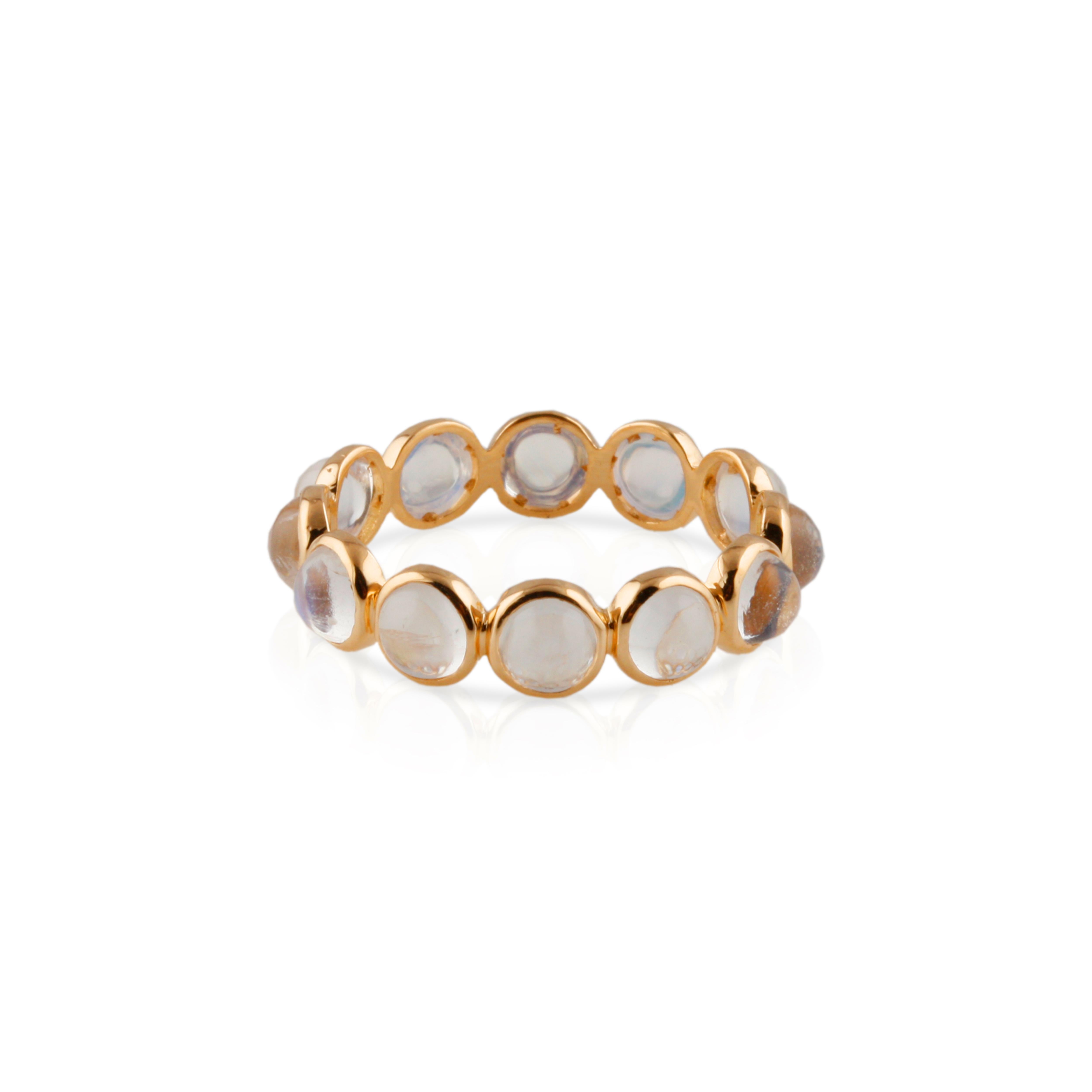 La bague Tresor Beautiful Ring comporte 4.19 carats de pierre de lune arc-en-ciel. Les bagues sont une ode à la beauté luxueuse et classique, avec des pierres précieuses étincelantes et des teintes féminines. Leur design contemporain et moderne les
