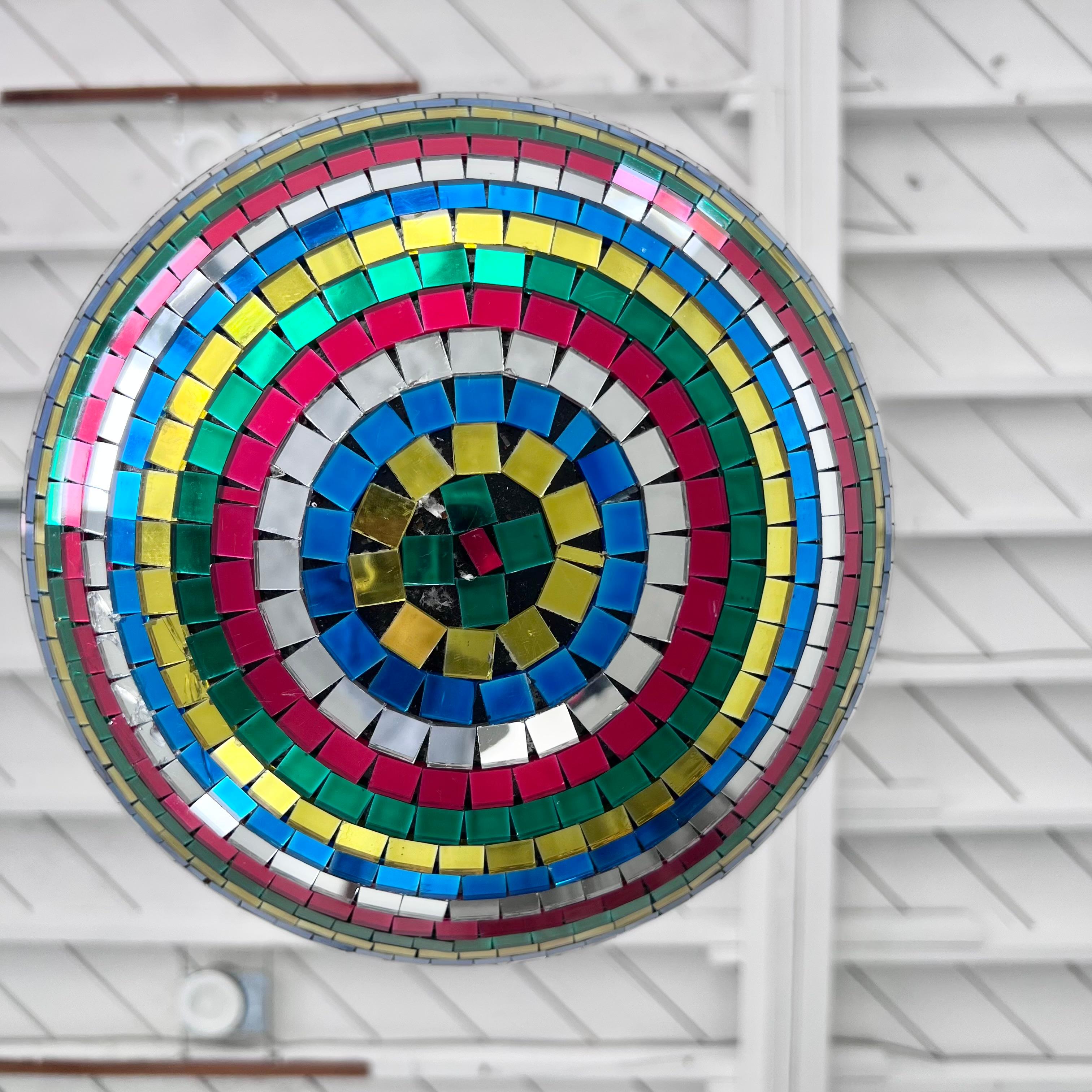 Boule de discothèque en verre mosaïque arc-en-ciel, années 1970 USA en vente 1