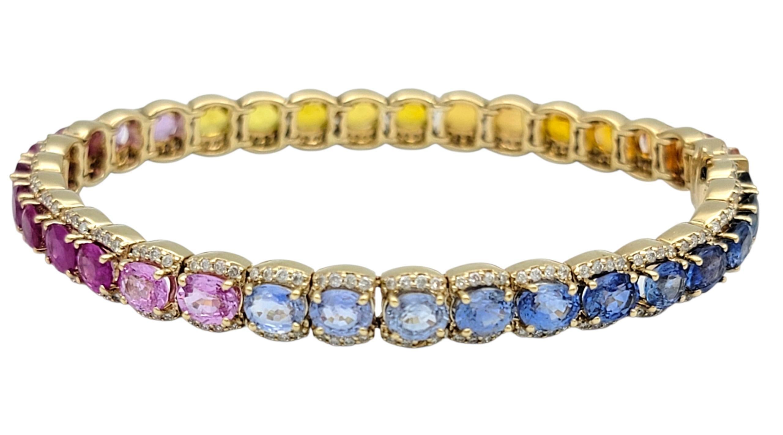 Ce bracelet vibrant présente un arc-en-ciel fascinant de saphirs qui s'écoulent en un gradient continu autour du poignet. Chaque saphir ovale est serti dans de l'or jaune 14 carats, ce qui permet aux roses, oranges, jaunes, bleus et violets de