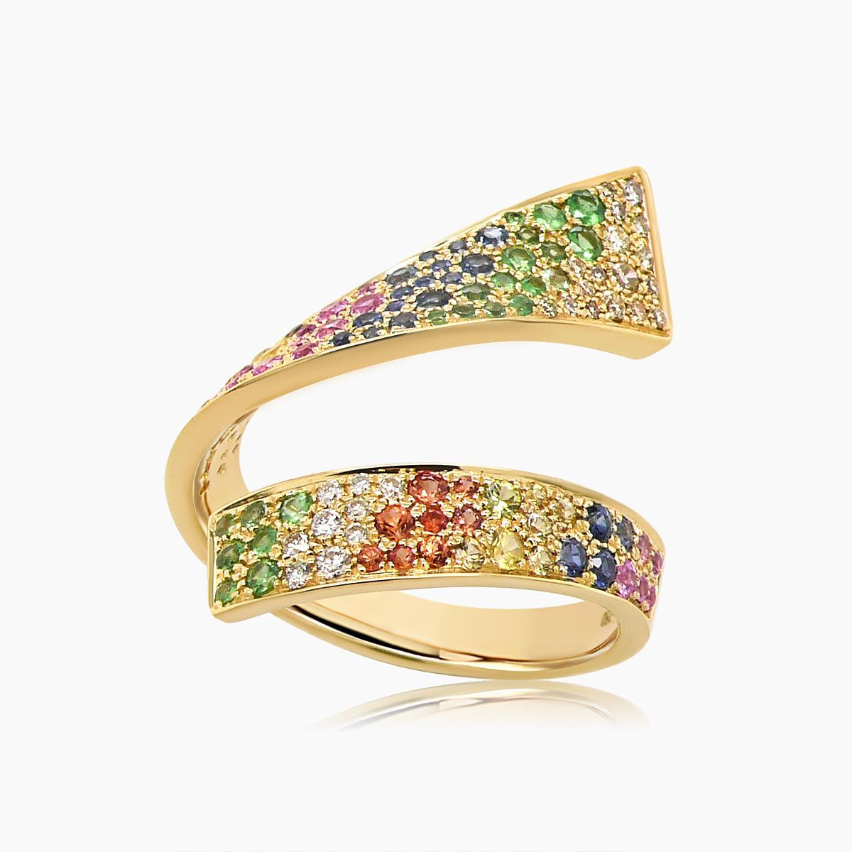Cette captivante bague en or jaune 18 carats présente un design enveloppant unique. Le bracelet est orné d'une étonnante gamme de saphirs aux couleurs de l'arc-en-ciel, créant un spectacle vibrant et accrocheur. Les pierres sont méticuleusement