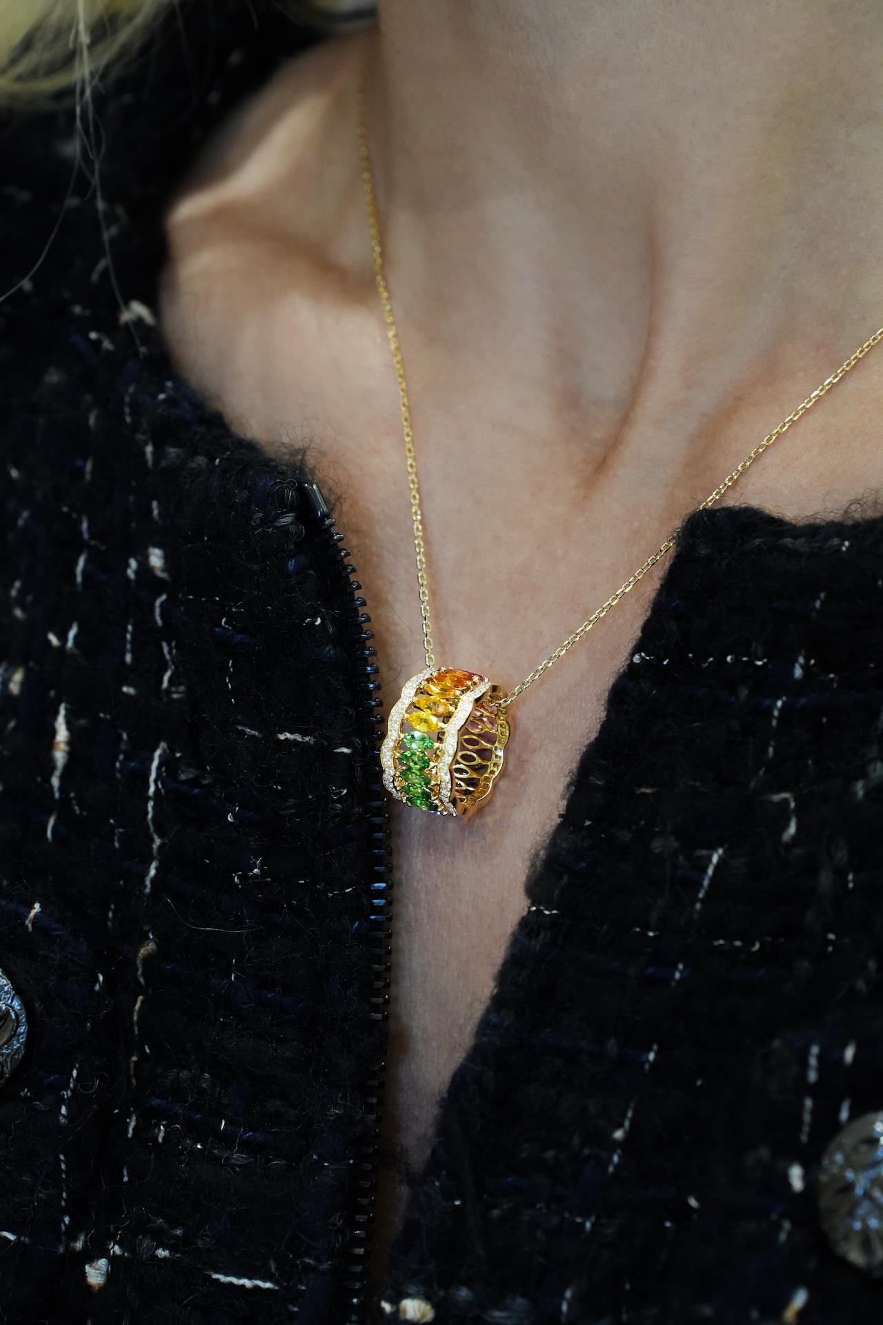 Regenbogen Multi Saphire 18K Gelbgold Halskette im Angebot 1