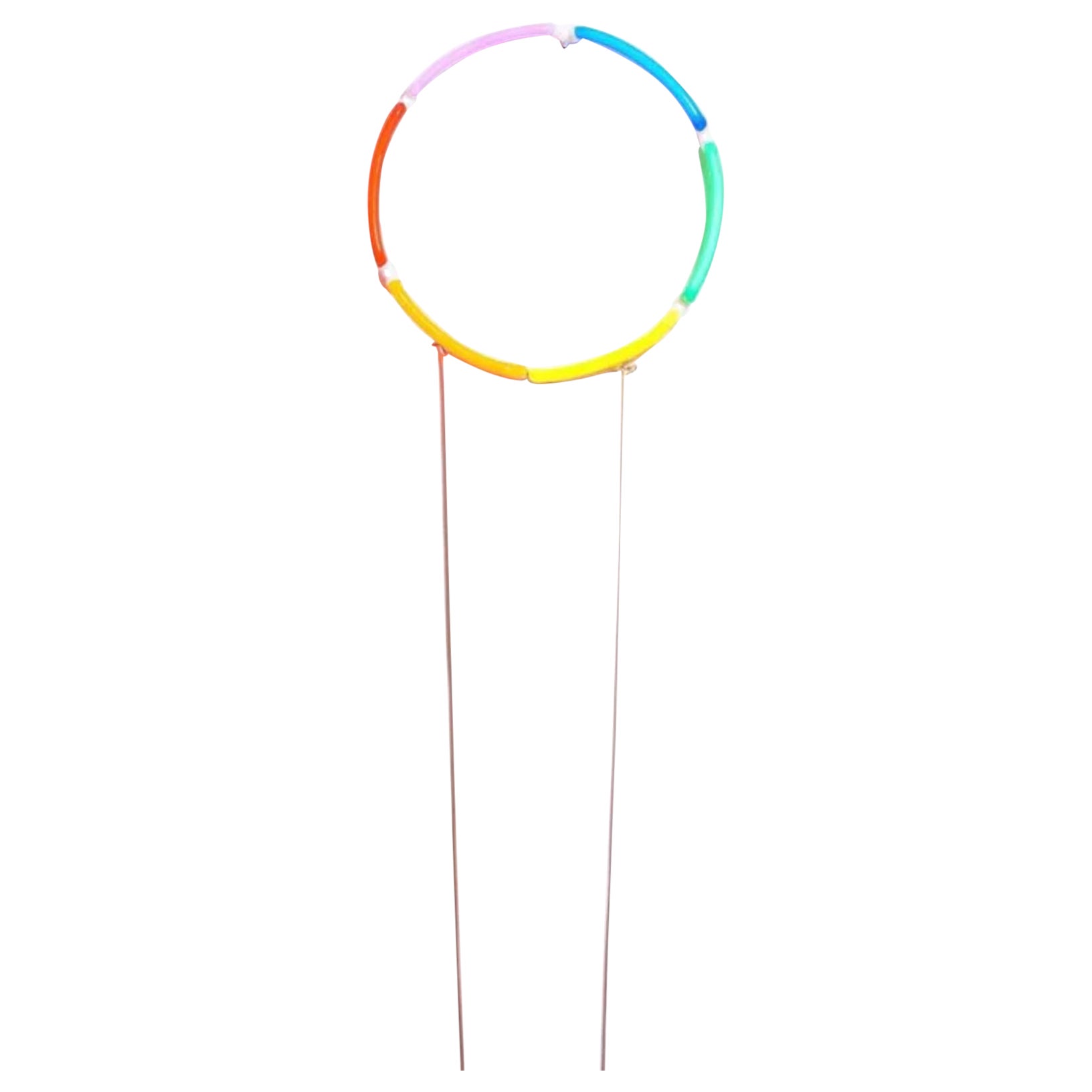 Diese Regenbogen-Halo-Wandleuchte des 21. Jahrhunderts ist ein lebendiger Ausdruck von zeitgenössischer Kunst und Licht und wird in Los Angeles aus mundgeblasenem Neonglas handgefertigt. In einem perfekten Kreis aus sieben leuchtenden Segmenten -