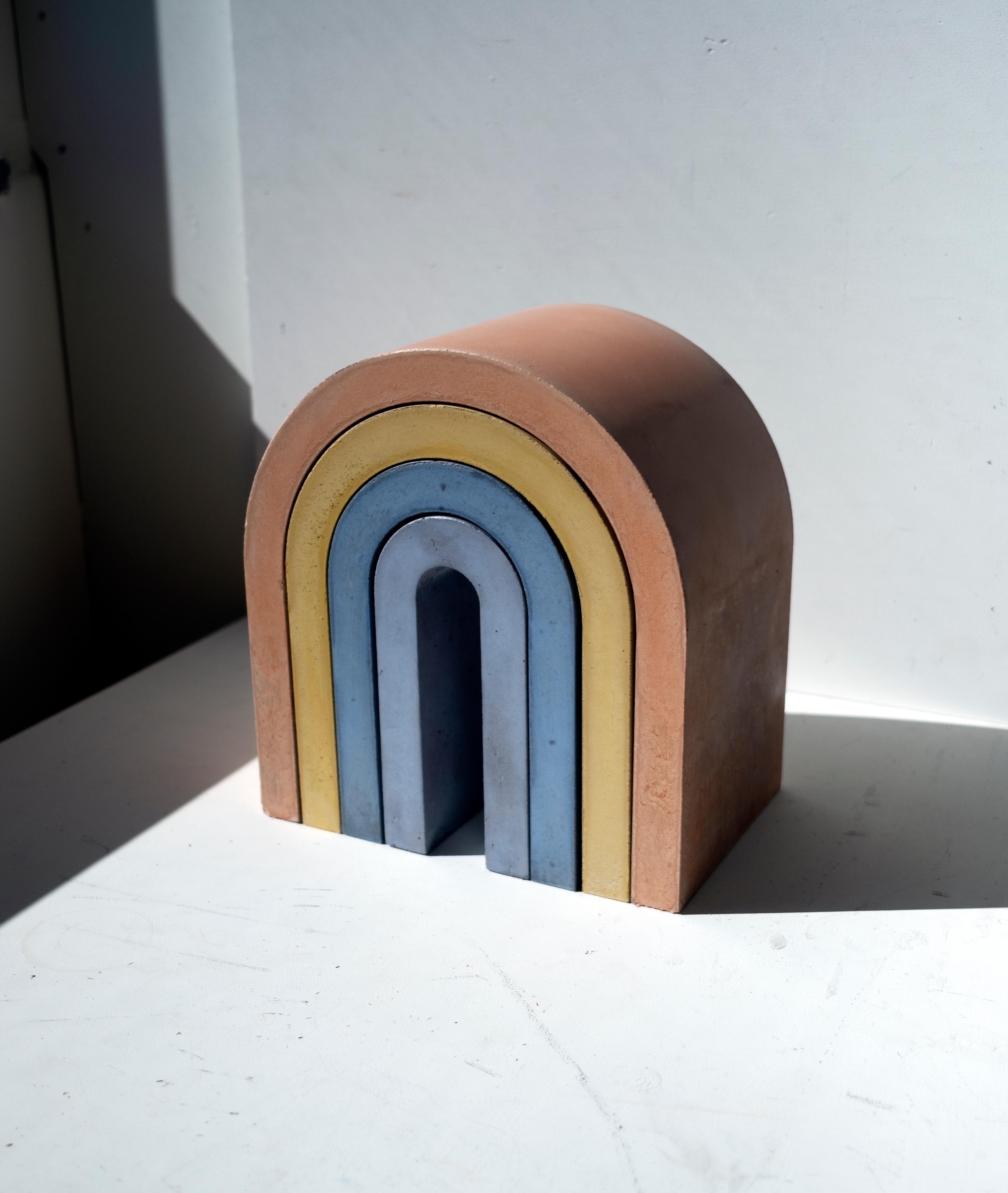Regenbogen-Skulptur aus farbigem Beton in 4 Einzelteilen. Jedes Stück wird von erfahrenen Handwerkern aus Italien in hochwertigem Pastinakleber gegossen. Die Skulptur kann sowohl als einzelner Regenbogen als auch in Einzelteilen verwendet werden, um
