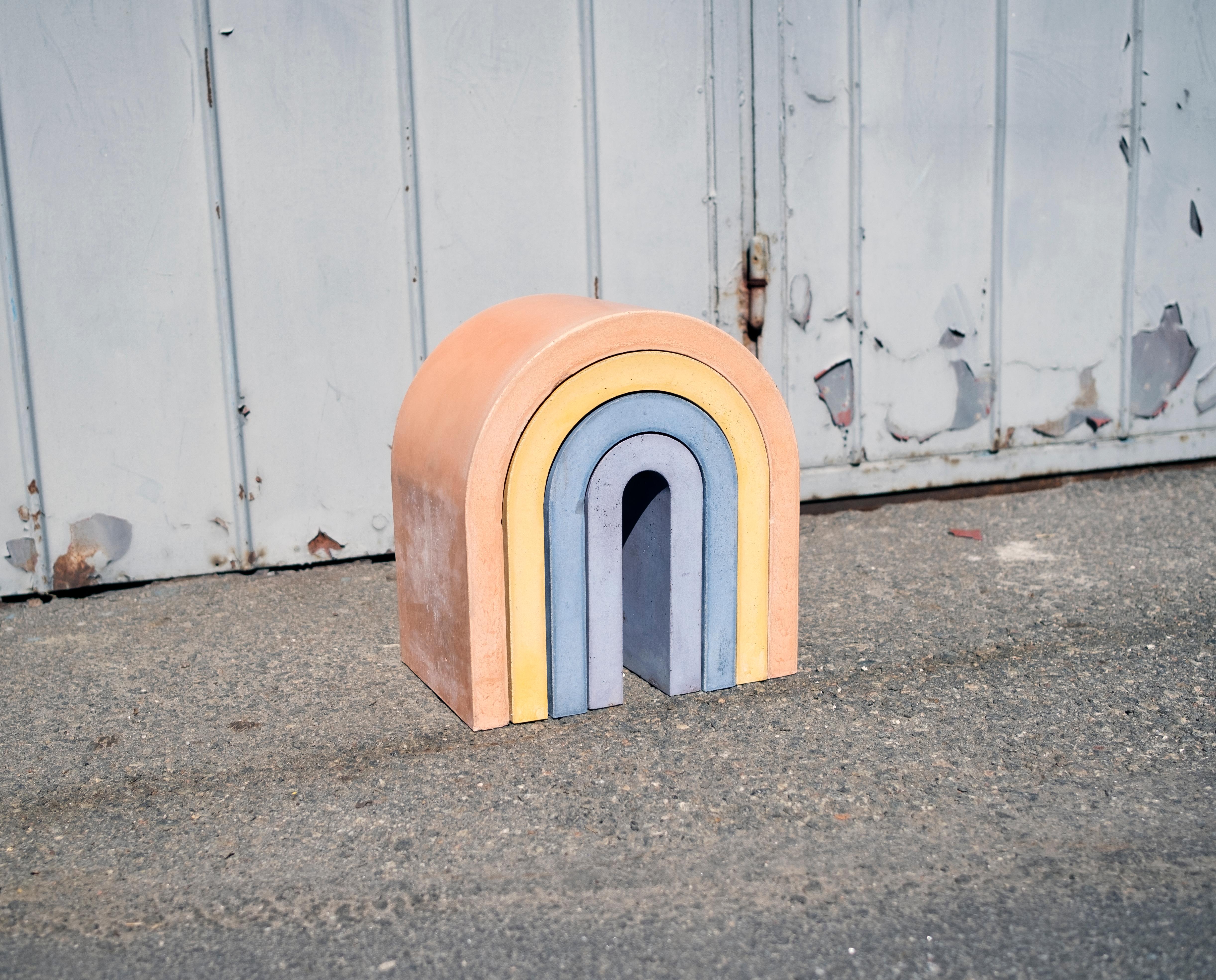 Moderne Sculpture gigogne arc-en-ciel, pièce contemporaine en béton coloré d'Erik Olovsson en vente