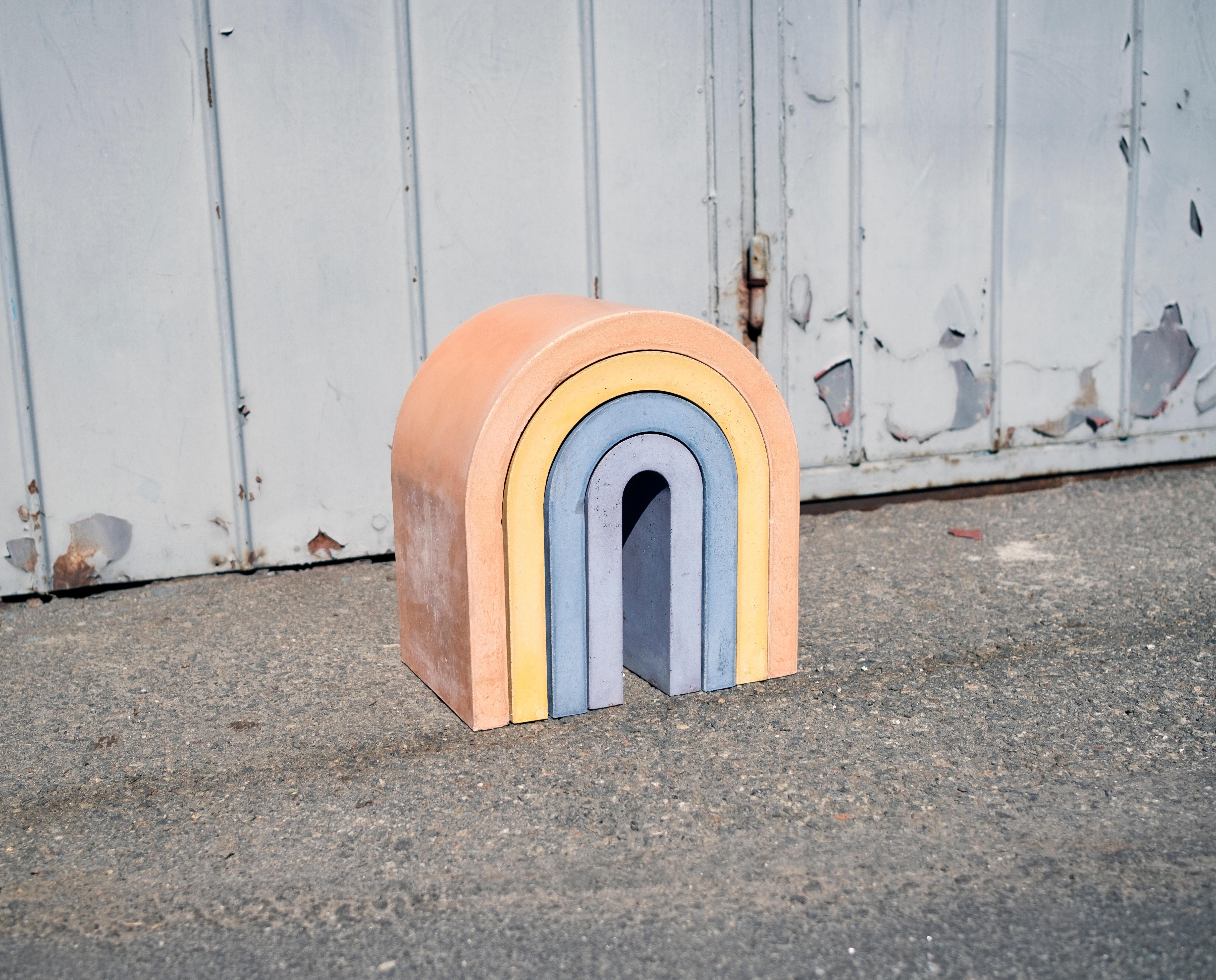 Italiano Scultura a nido d'arcobaleno, pezzo contemporaneo in cemento colorato di Erik Olovsson in vendita