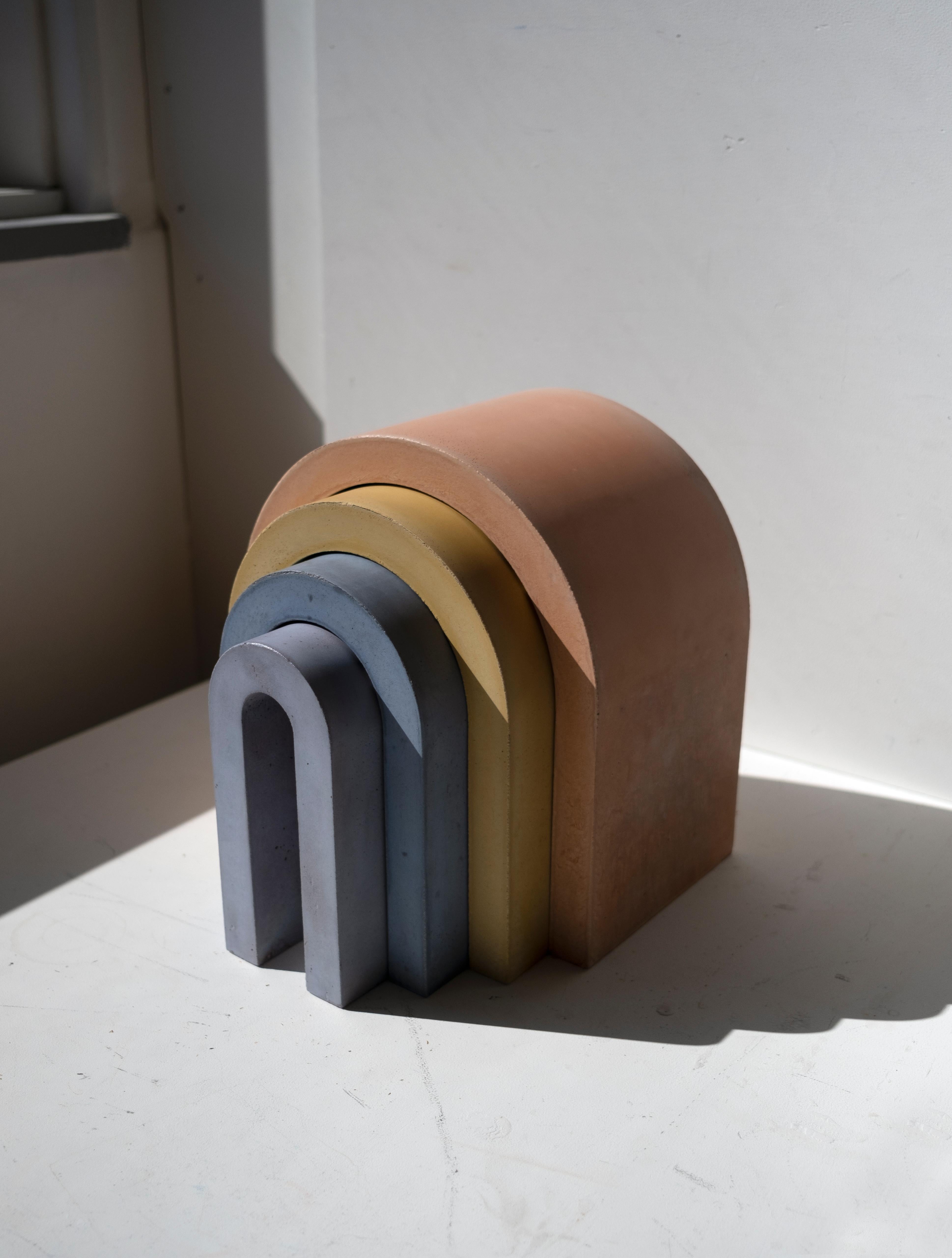Regenbogen-Skulptur, zeitgenössisches farbiges Betonstück von Erik Olovsson (Italienisch) im Angebot