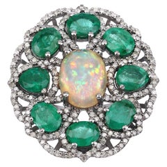 Bague fantaisie en rhodium sur argent avec opale arc-en-ciel, émeraude naturelle et diamants
