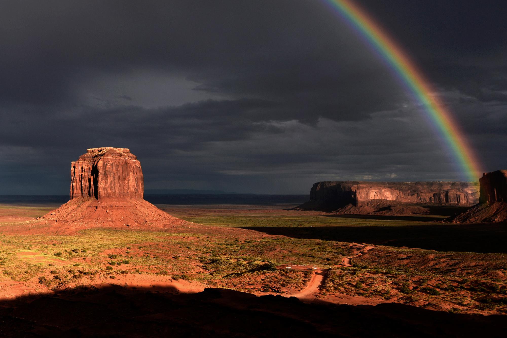 Regenbogen über Monument Valley:: Landschaft Farbfotografie Fine Art Print im Zustand „Neu“ im Angebot in Epfach, DE