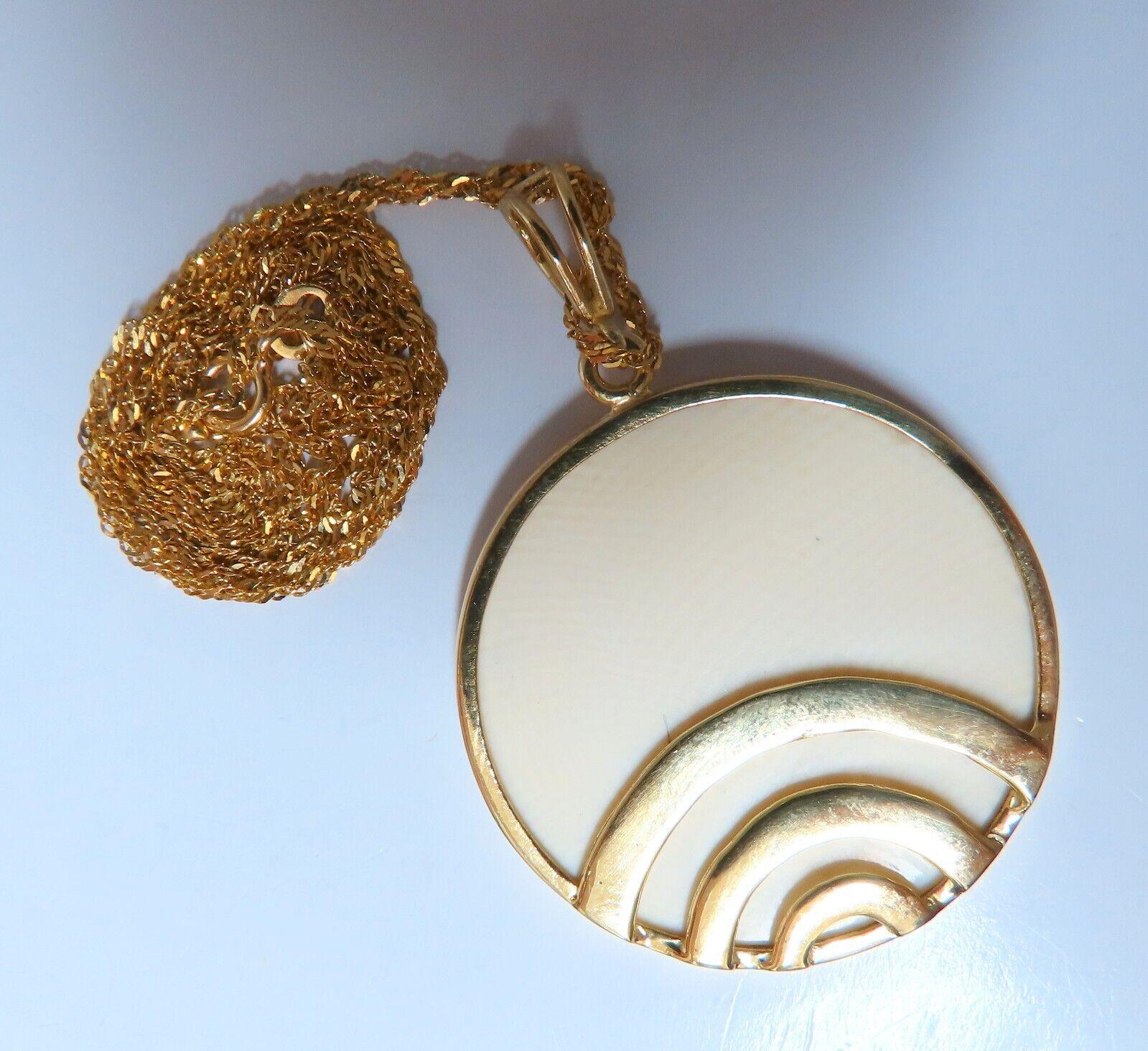 Taille ronde Collier en quartz beige Ray arc-en-ciel 18 carats en vente