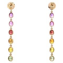 Boucles d'oreilles en saphir arc-en-ciel serties d'un chaton ovale en 18k