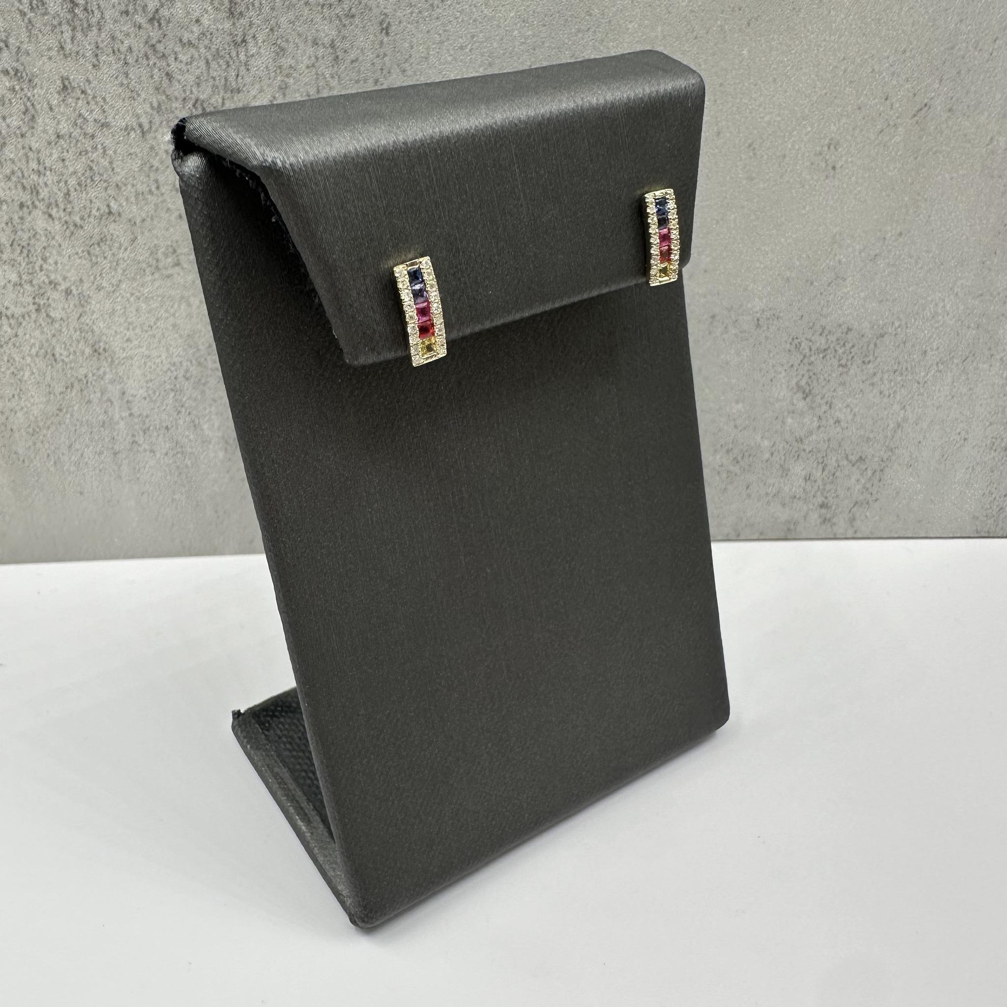 Questi vivaci orecchini con zaffiri e diamanti Rainbow in oro giallo 10 carati sono caratterizzati da (10) zaffiri multicolore con taglio princess da circa 1,75 mm e da 0,20 carati di diamanti tondi naturali GH I1 per una finitura scintillante. Con