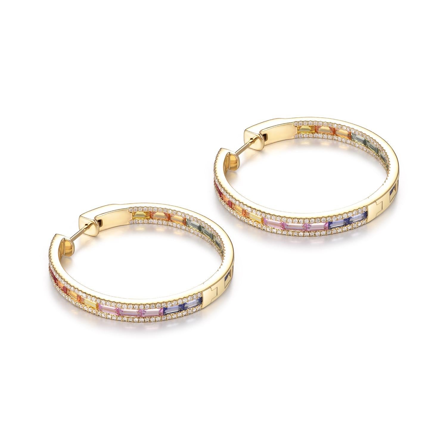 Diese Ohrringe bestehen aus 6,2 Karat Regenbogensaphiren im Smaragdschliff, die mit 2 Reihen weißer runder Diamanten von 1,0 Karat besetzt sind. Die Ohrringe sind aus 14 Karat Gelbgold gefertigt. Es verwendet einen Knopfverschluss, um diese