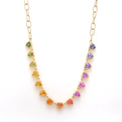 Collar con zafiro arco iris y corazón engastado en bisel de oro de 18 quilates