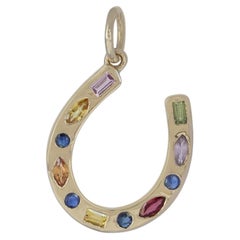 Charme en or jaune 14 carats en forme de fer à cheval avec saphir arc-en-ciel