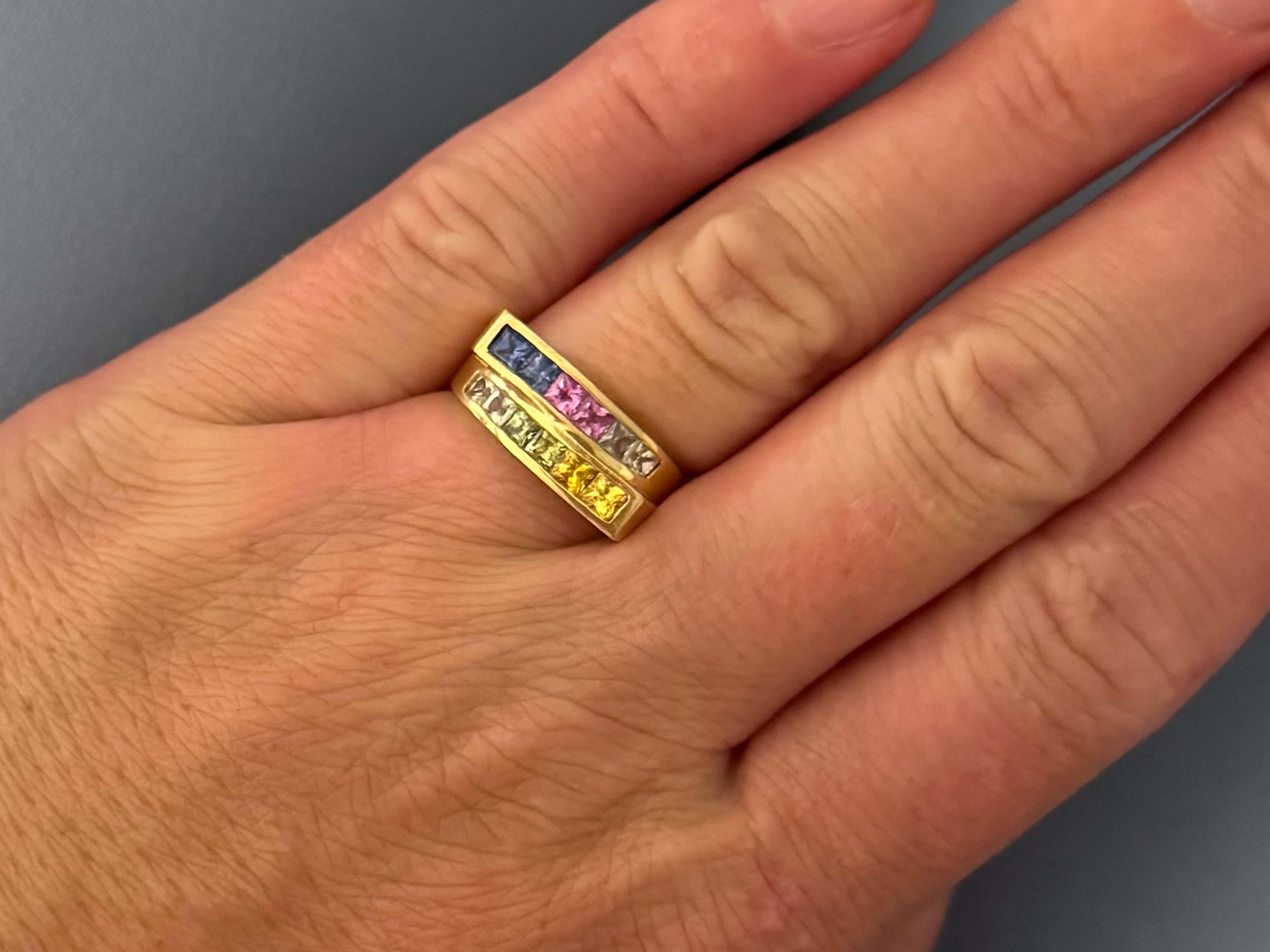 Spécifications de l'article :

Métal : Or jaune 18K

Taille : 6.5

Poids total : 7,6 grammes

Nombre de saphirs : 12 saphirs multicolores

Saphir Poids en carats : 1,40 carats

Estampillé : 