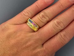 Ring mit Regenbogen-Saphir aus 18 Karat Gelbgold