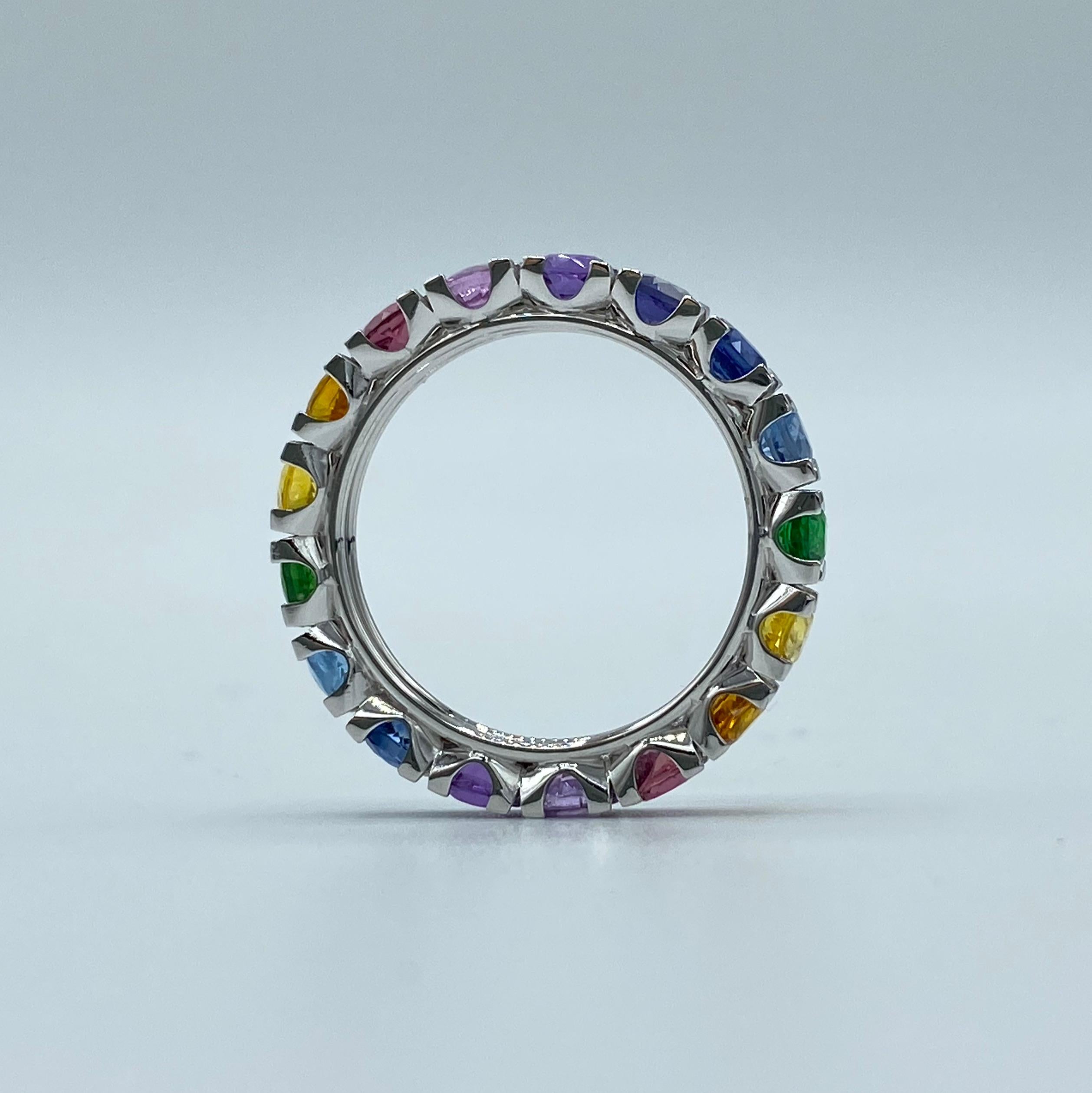 Taille ronde Bague en or blanc 18 carats avec saphirs arc-en-ciel et pierre semi-précieuse, fabriquée en Italie en vente