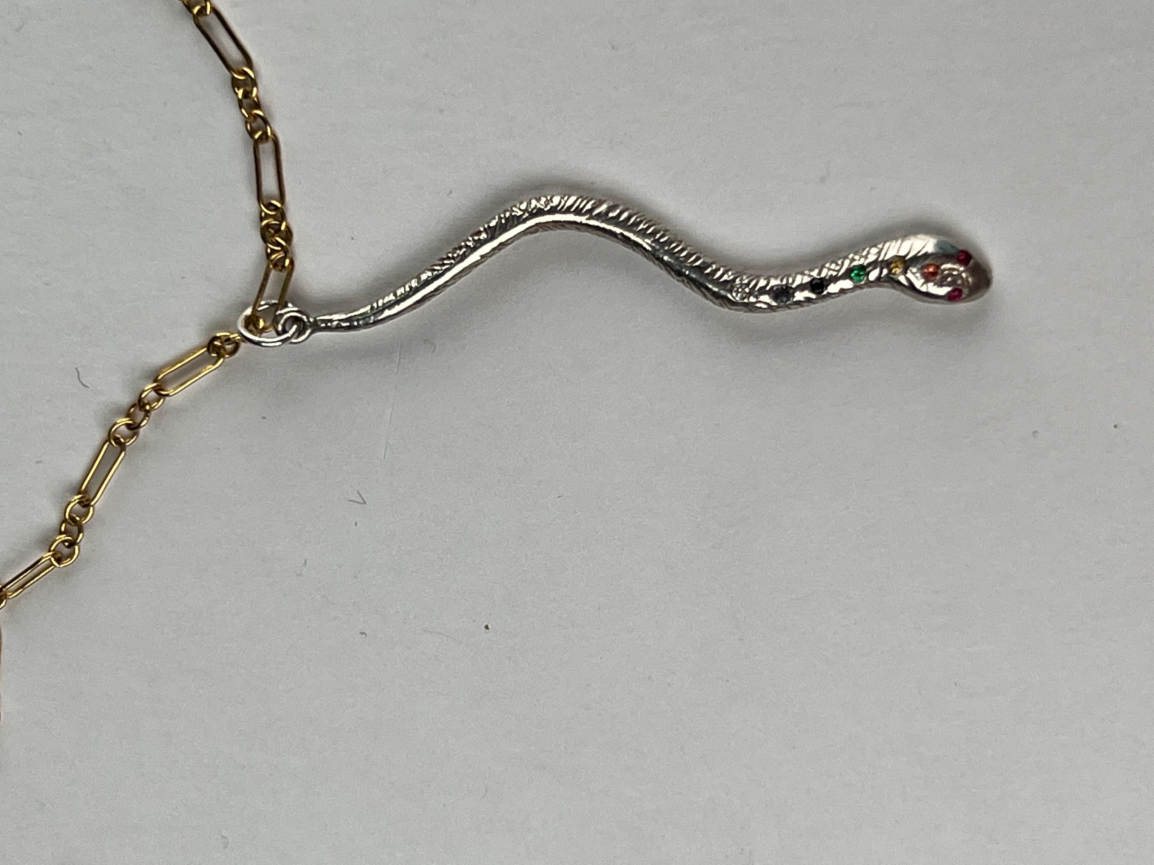 J Dauphin Collier chakra serpent arc-en-ciel avec diamant blanc, saphir et émeraude en vente 5