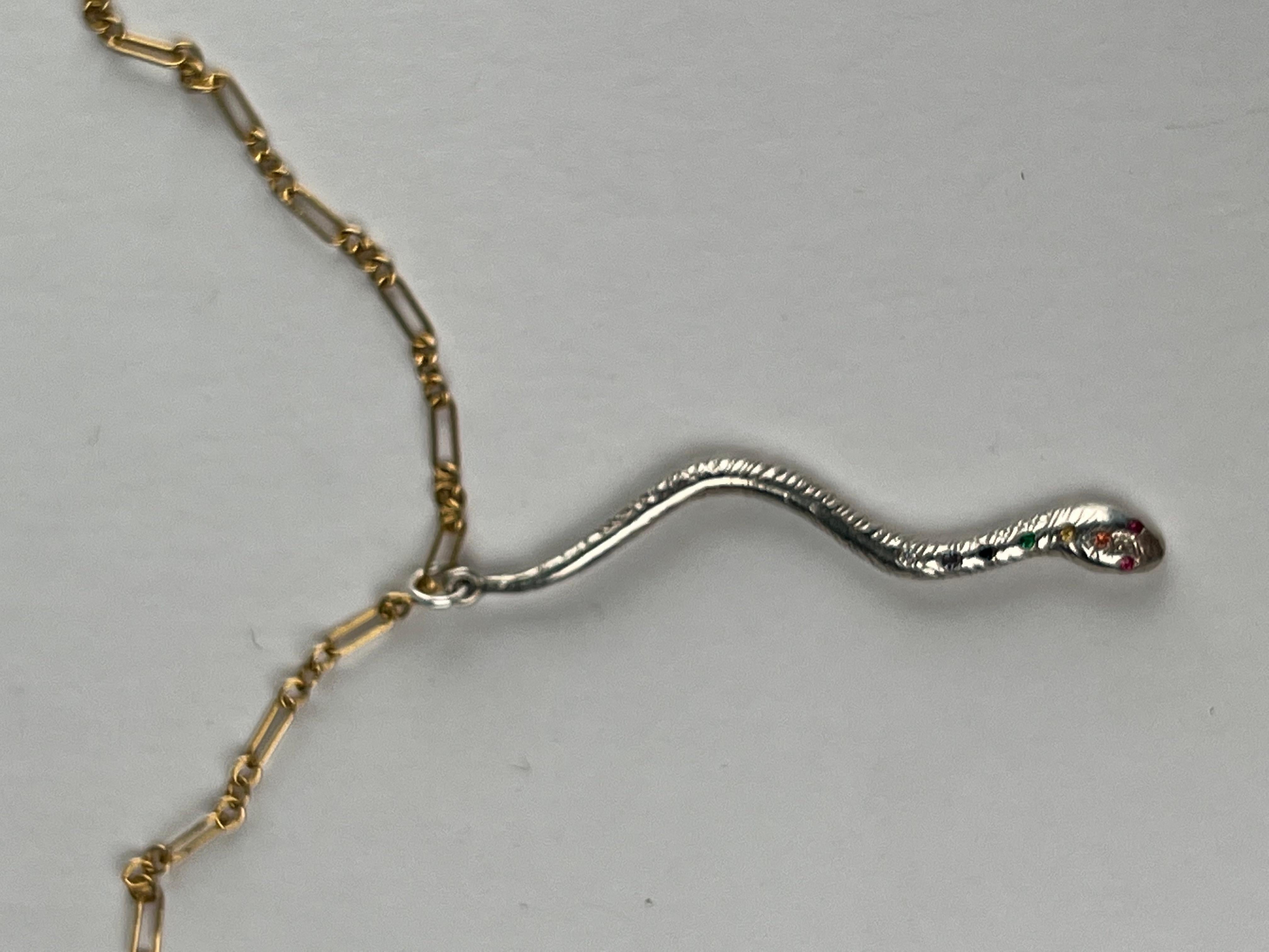 J Dauphin Collier chakra serpent arc-en-ciel avec diamant blanc, saphir et émeraude en vente 6