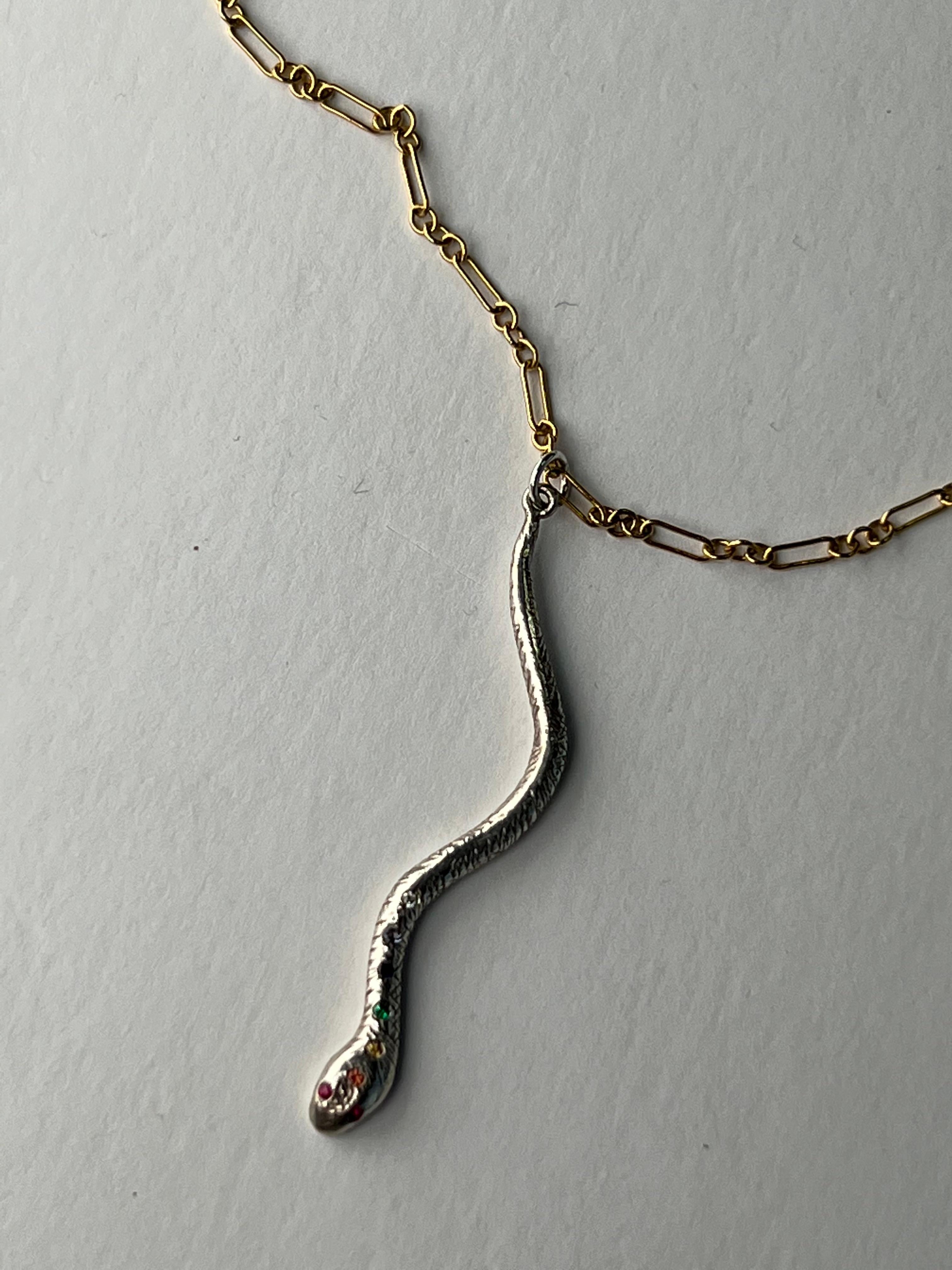 Contemporain J Dauphin Collier chakra serpent arc-en-ciel avec diamant blanc, saphir et émeraude en vente