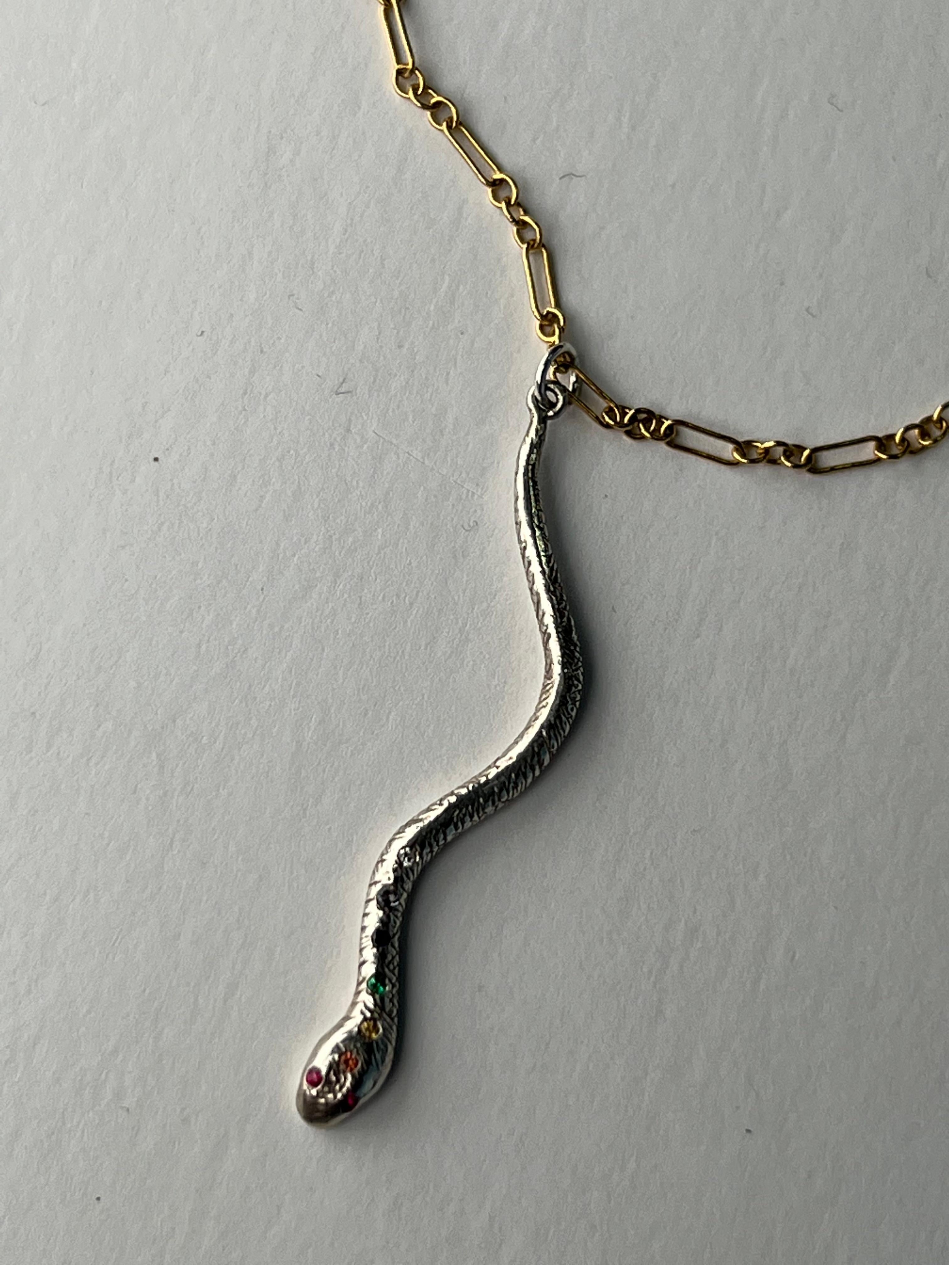 Regenbogenschlangenhalskette, weißer Diamant, Saphir, Smaragd J Dauphin (Brillantschliff) im Angebot