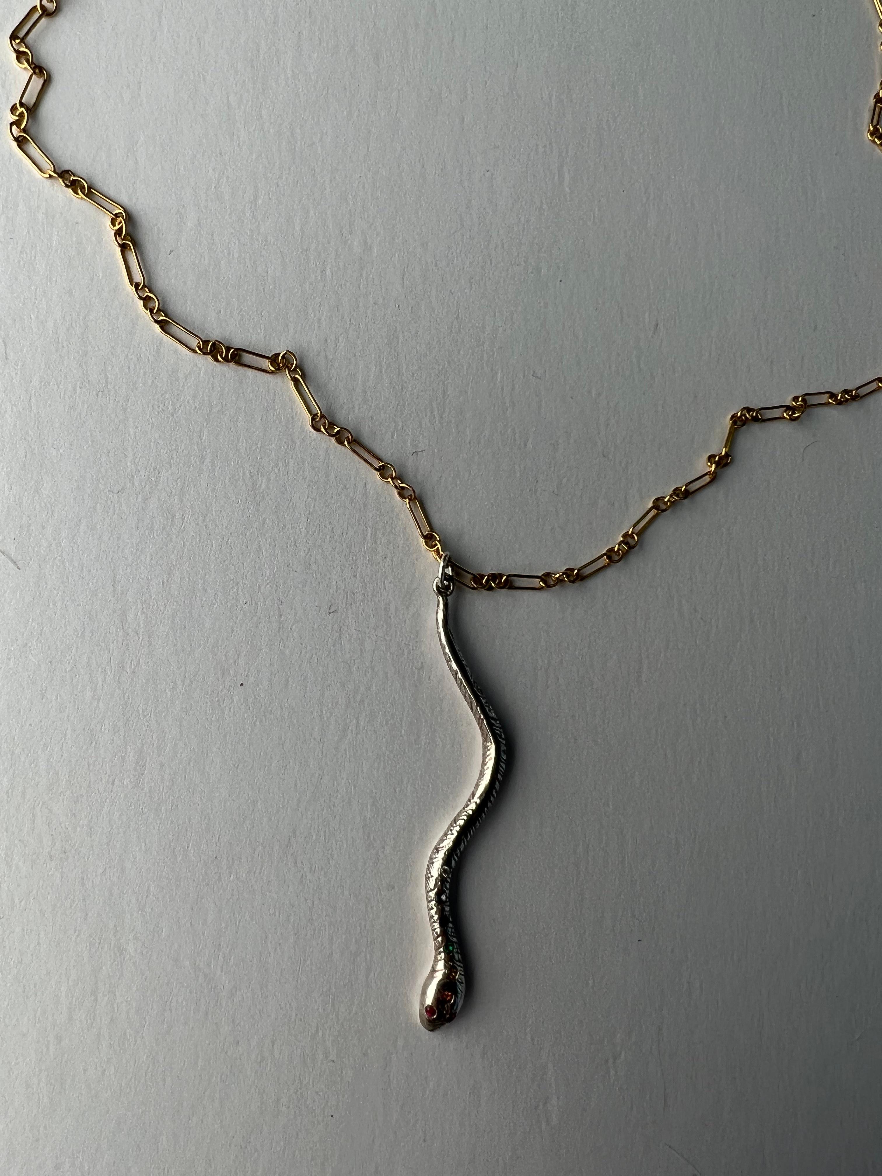 Regenbogenschlangenhalskette, weißer Diamant, Saphir, Smaragd J Dauphin im Zustand „Neu“ im Angebot in Los Angeles, CA