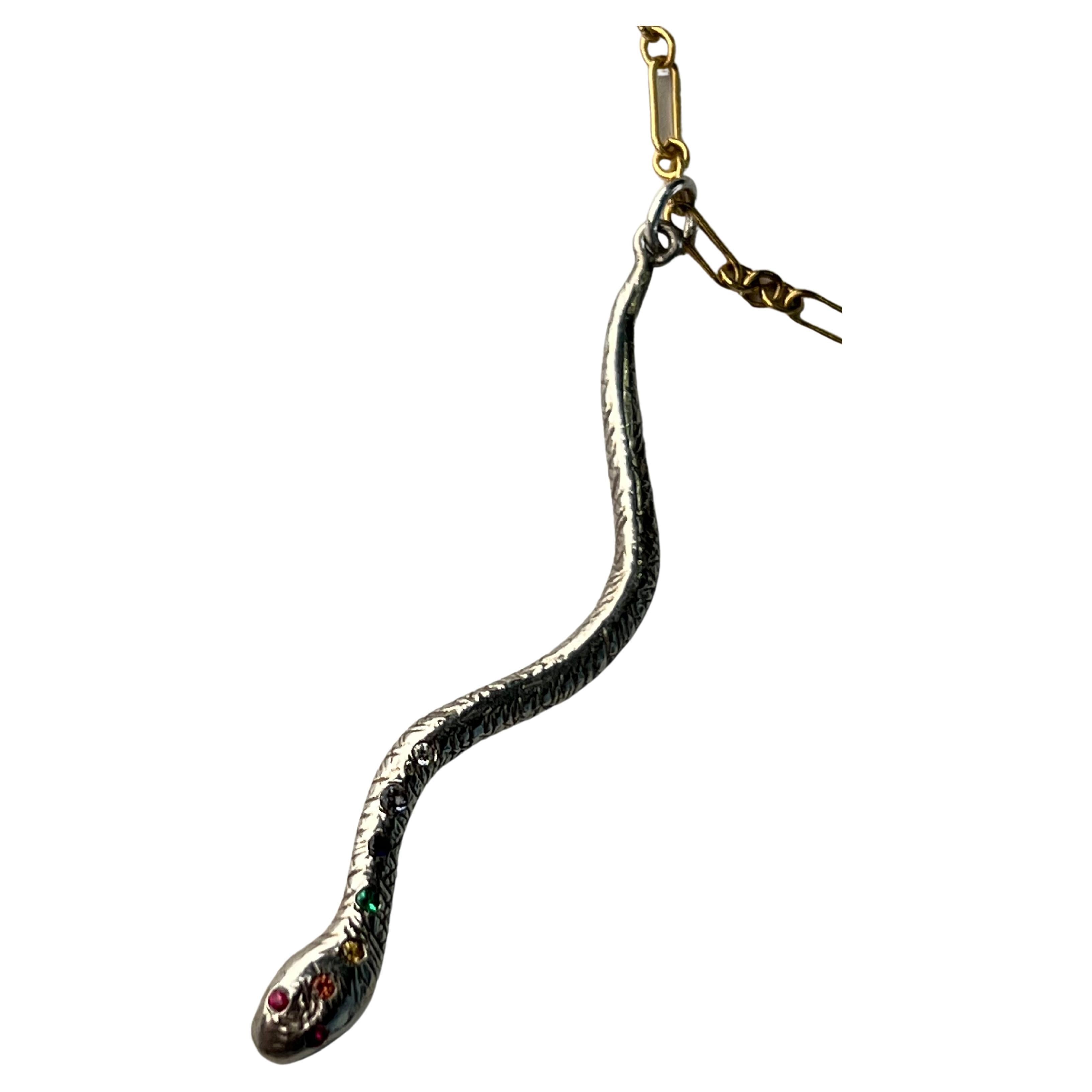 J Dauphin Collier chakra serpent arc-en-ciel avec diamant blanc, saphir et émeraude Unisexe en vente