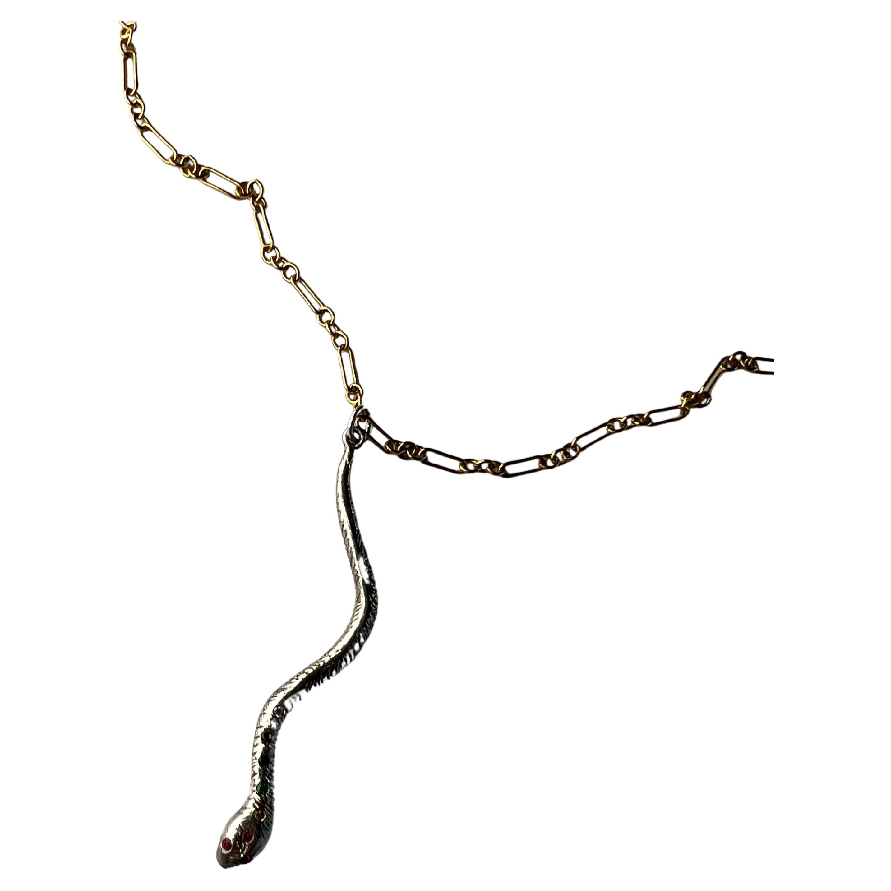 J Dauphin Collier chakra serpent arc-en-ciel avec diamant blanc, saphir et émeraude en vente 1