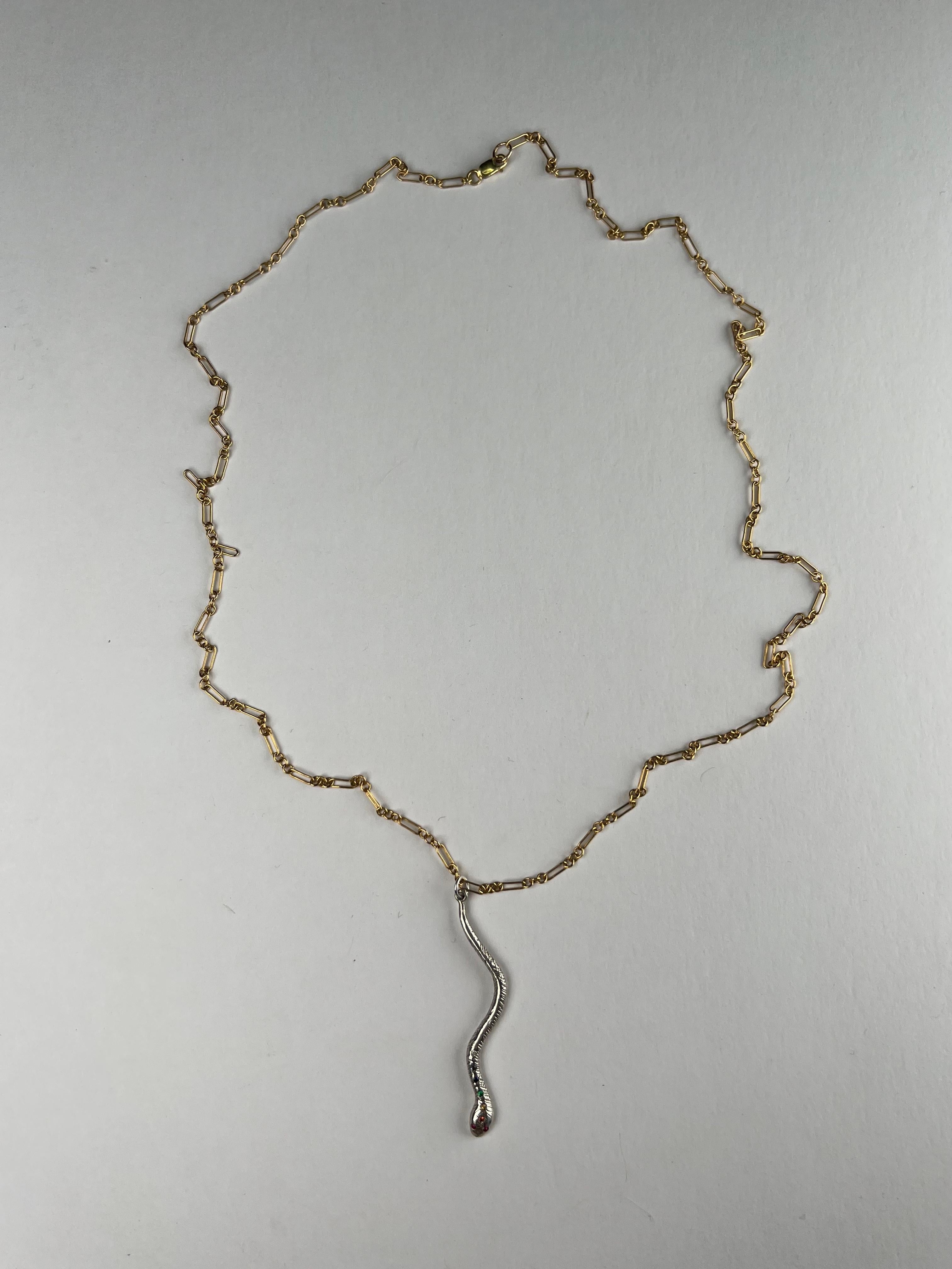 J Dauphin Collier chakra serpent arc-en-ciel avec diamant blanc, saphir et émeraude en vente 3