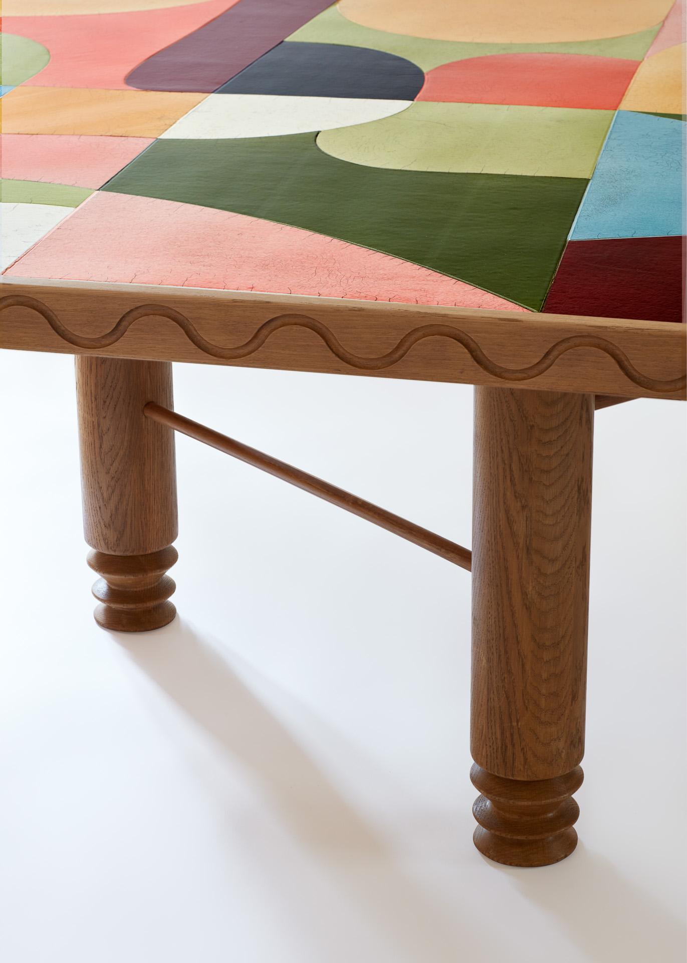 Regenbogen Holztisch mit einer bunten Puzzle-Platte mit Avant-Garde-Mustern, entworfen von Laura GONZALEZ.
Gedrechselte Beine und geschnitzte Zarge aus sandgestrahlter Goldeiche, kostbare Tischplatte aus Raku-Einlegearbeit, japanische Keramik.
    