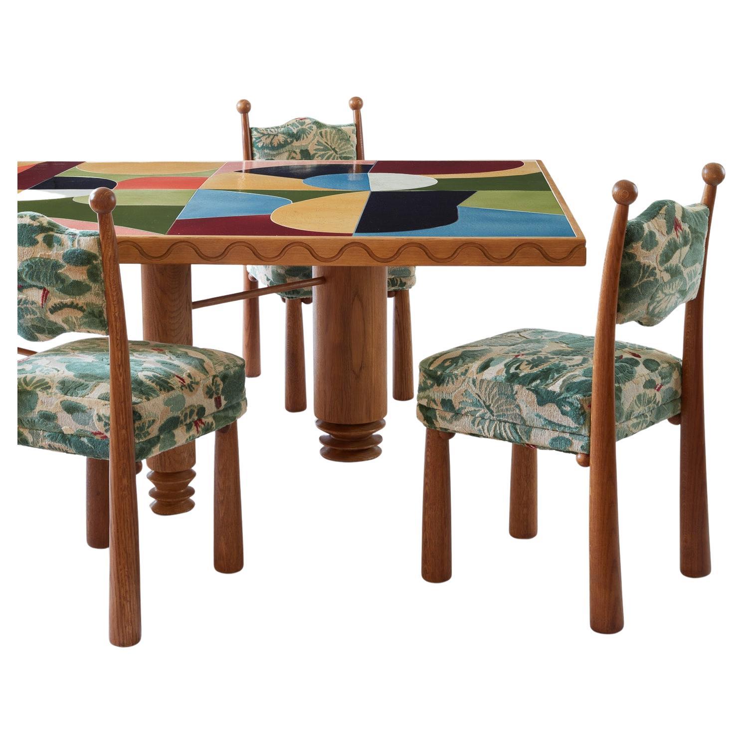 Il tavolo da pranzo Rainbow è realizzato con intarsi in ceramica multicolore fatti a mano dall'artigiana Fabienne L'Hostis. Le piastrelle in ceramica smaltata sono realizzate con la tecnica giapponese raku, che permette di ottenere texture e disegni