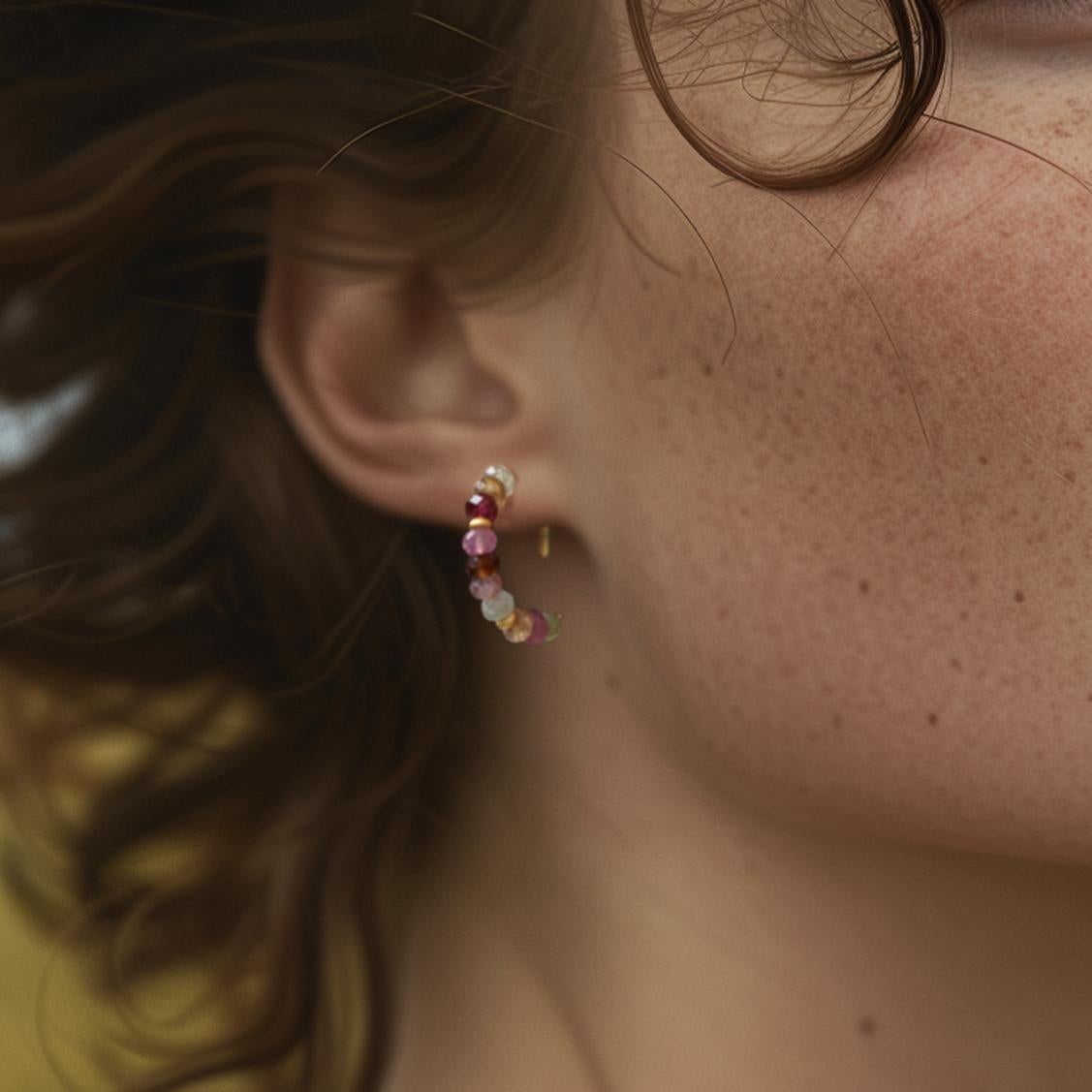 Boucle d'oreille demi-lune en or 14K avec tourmaline arc-en-ciel - By Bombyx House en vente 2
