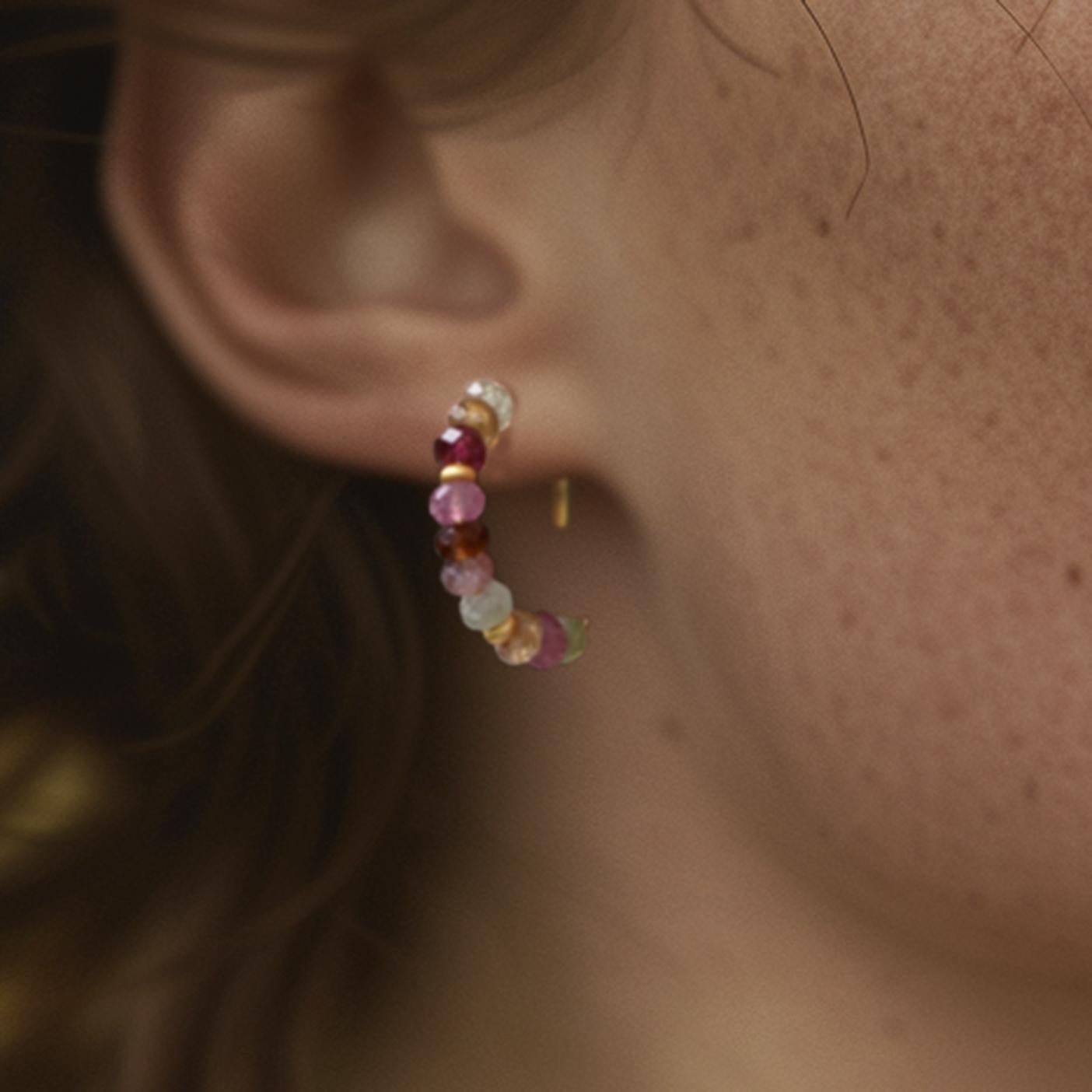 Boucle d'oreille demi-lune en or 14K avec tourmaline arc-en-ciel - By Bombyx House en vente 3