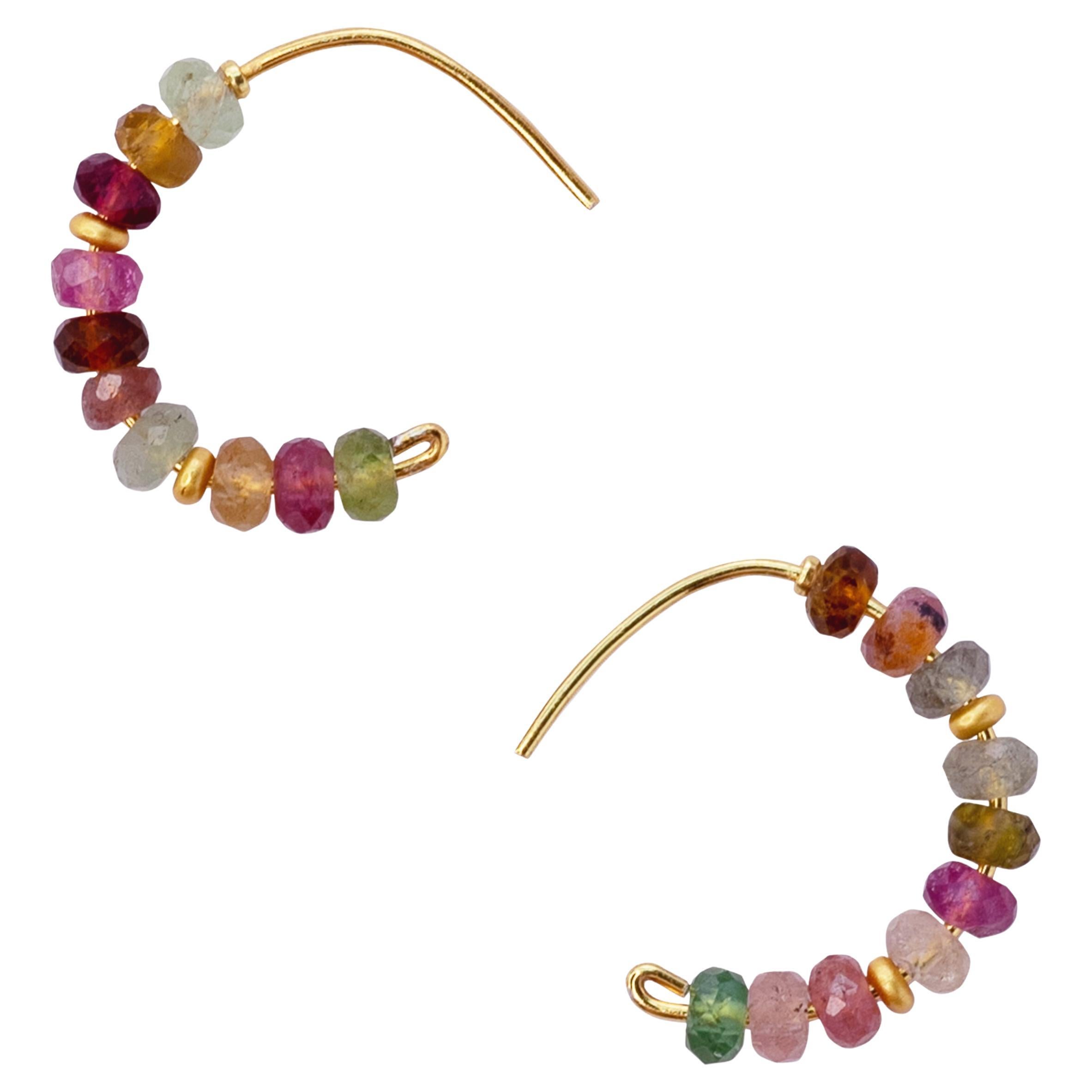Boucle d'oreille demi-lune en or 14K avec tourmaline arc-en-ciel - By Bombyx House en vente