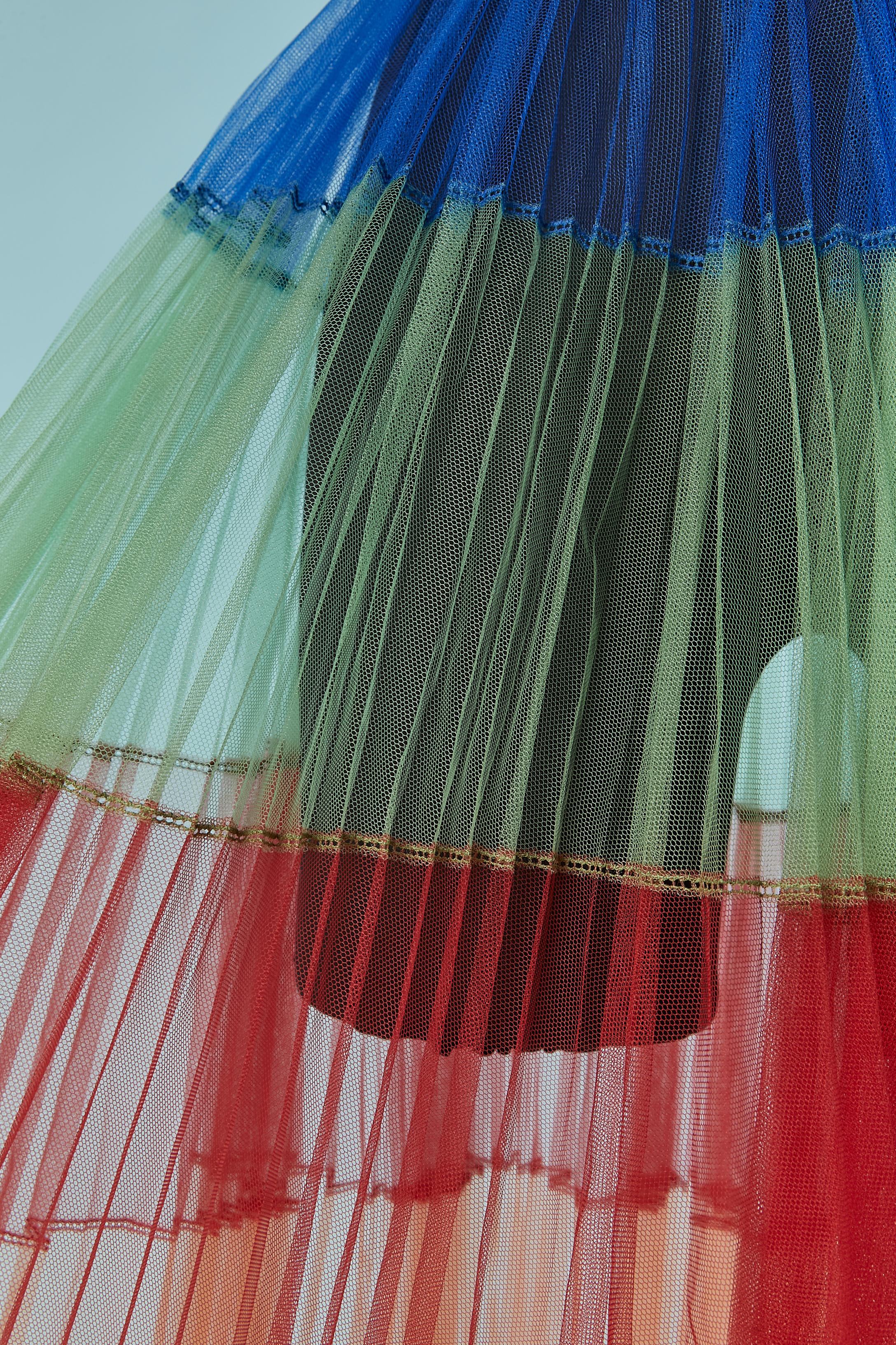 Jupe plissée en tulle arc-en-ciel avec fermeture à glissière et crochet au milieu du dos. 
TAILLE 34 / XS 