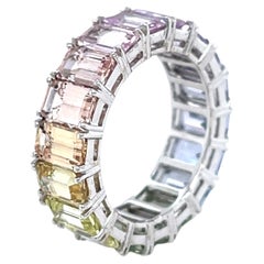 Bague d'éternité en or blanc 18 carats avec saphir arc-en-ciel non chauffé taille émeraude 7,75 carats