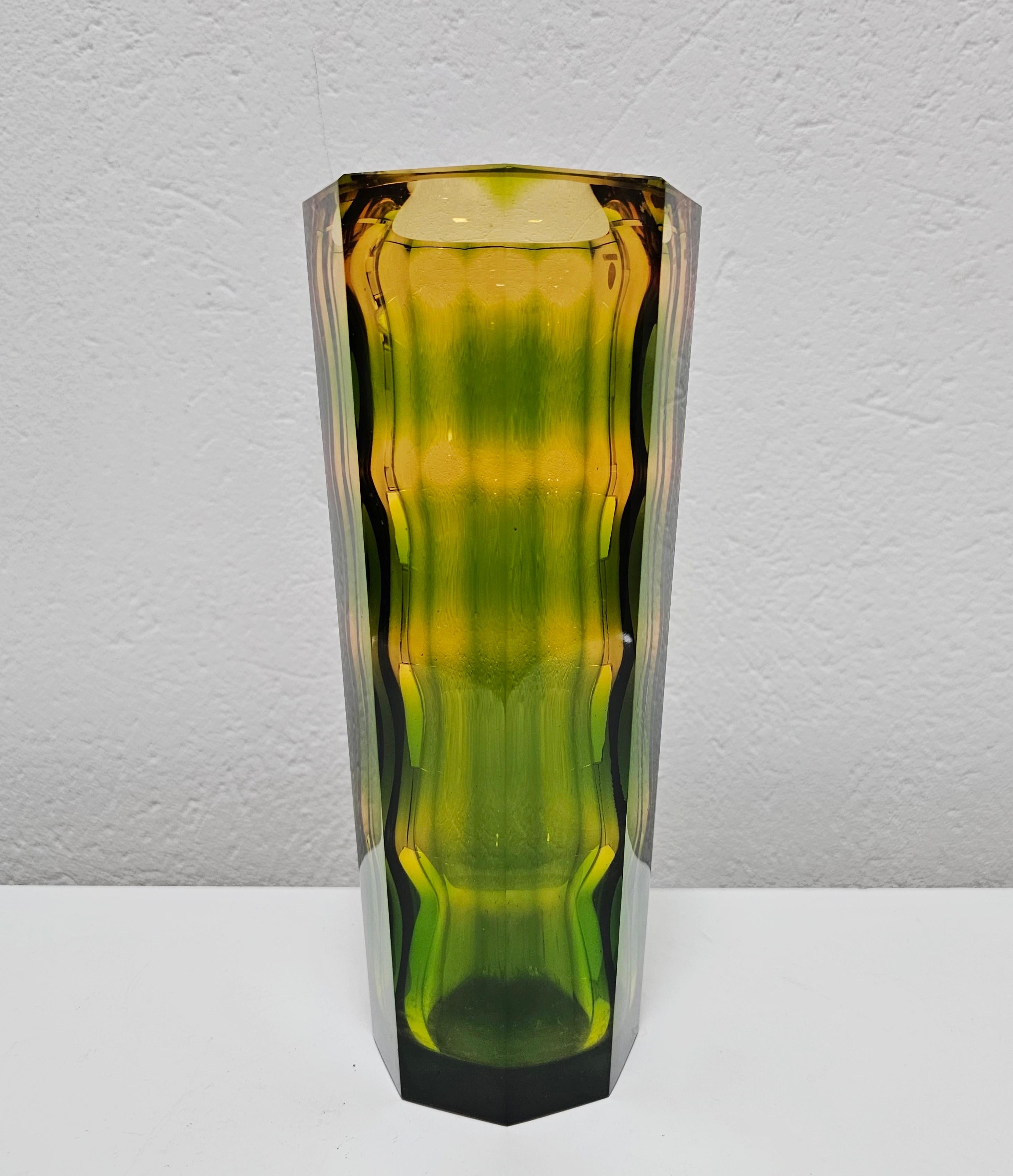 In questa inserzione troverai un vaso di vetro del Mid Century Modern eccezionalmente raro, chiamato Rainbow Vase. È stato progettato dall'importante artista armeno del vetro Aknuny Astvatsaturyan per la Leningrad Art Glass Factory. Prodotto in