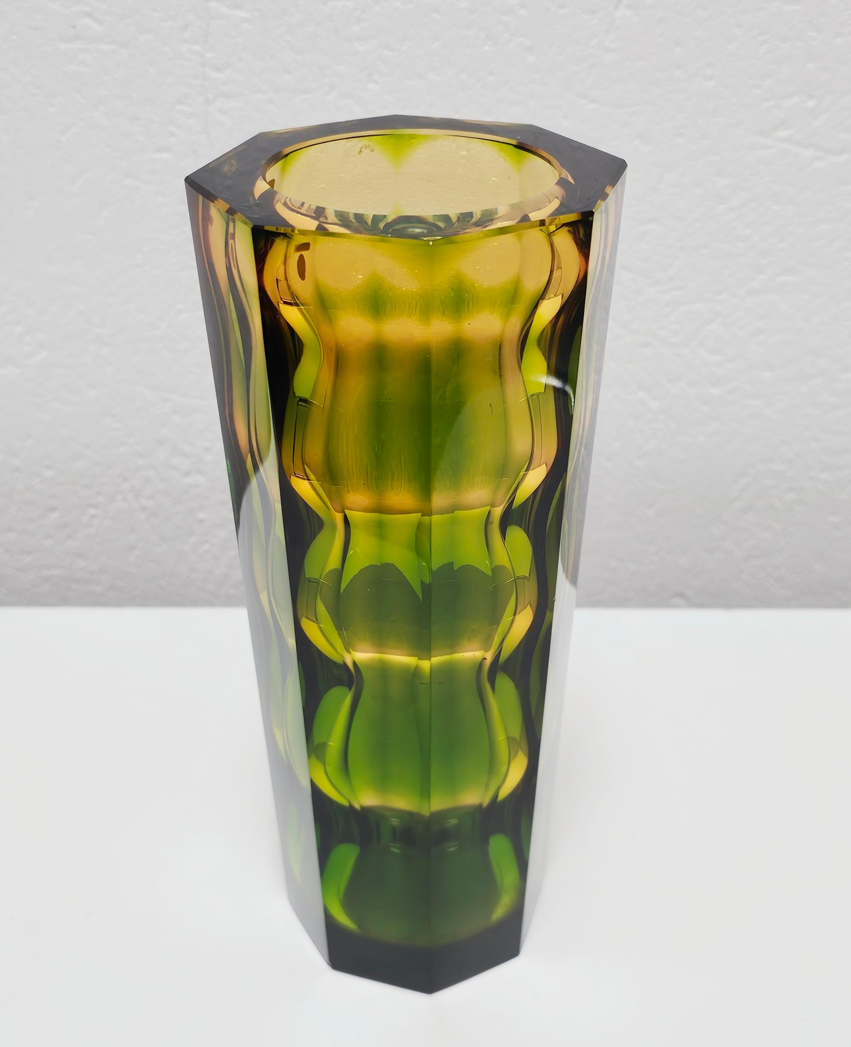 Metà XX secolo Vaso arcobaleno di Aknuny Astvatsaturyan per Leningrad Art Glass Factory, URSS 1960 in vendita
