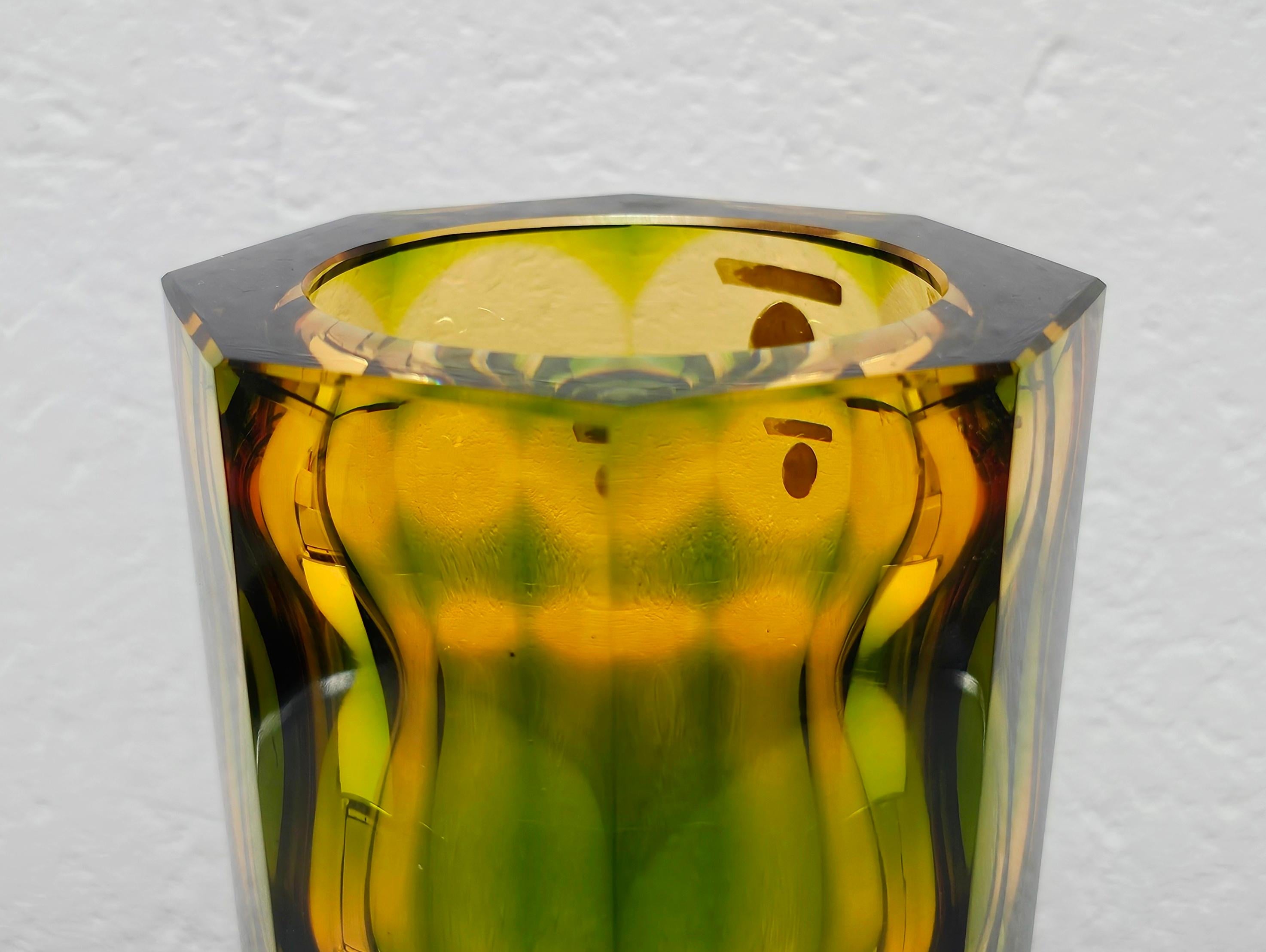 Vetro artistico Vaso arcobaleno di Aknuny Astvatsaturyan per Leningrad Art Glass Factory, URSS 1960 in vendita