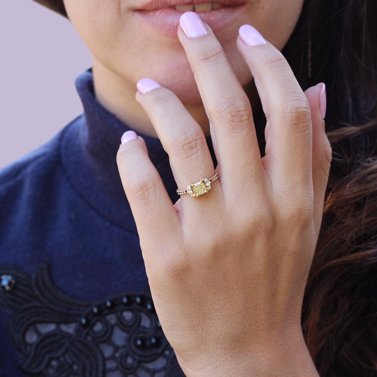 Diamante giallo arcobaleno, anello di fidanzamento alternativo colorato,  Parvati in vendita su 1stDibs