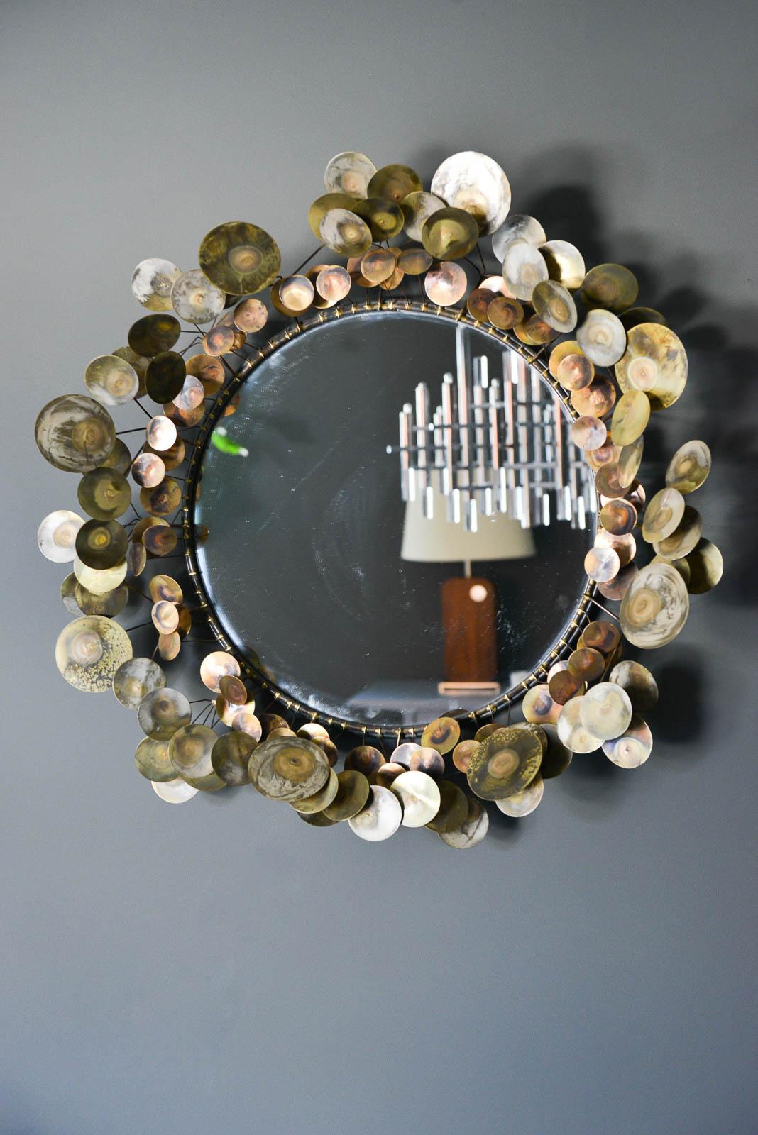 Raindrops mirror by C. Jere, 1969. Original piece, not a reproduction. Beautiful condition with no cracks or chips to the mirror or missing discs. Wonderful brass patina. Ready to hang, weighs approximate 30 lbs.

Measures: 32