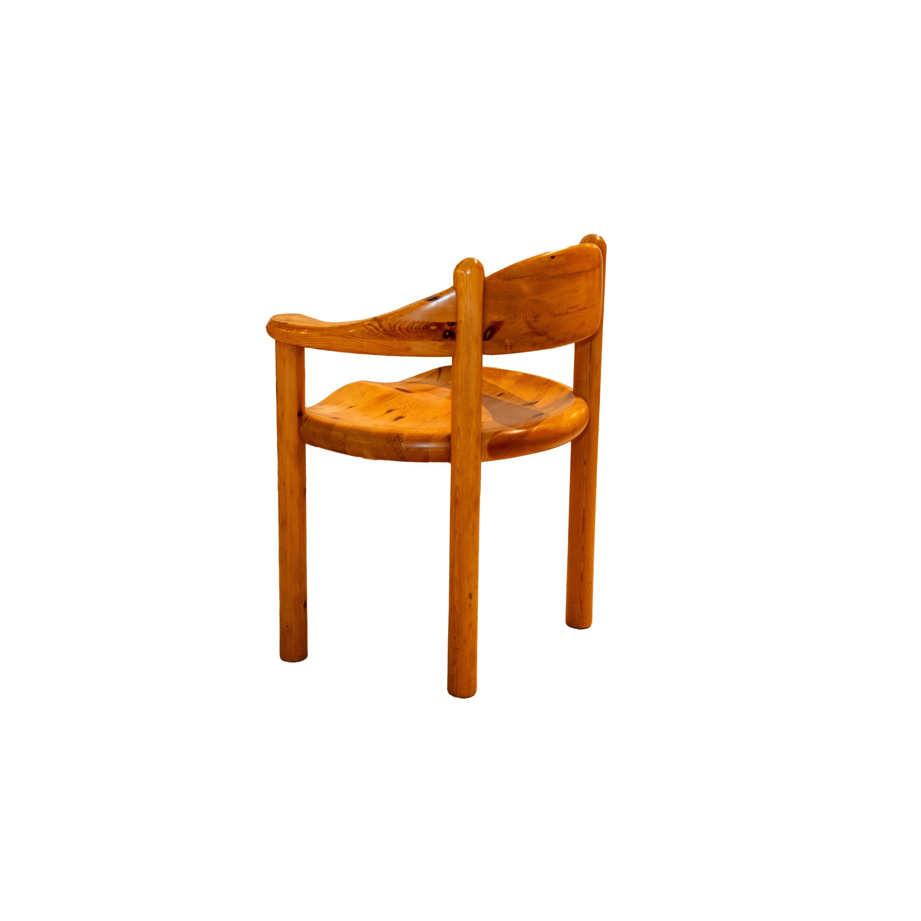 Un magnifique fauteuil en pin conçu par l'architecte danois Rainer Daumiller et fabriqué par la scierie Hirtshals dans les années 1970. Cette chaise sculpturale est la marque de fabrique du langage organique de Daumiller. Elle est définie par des